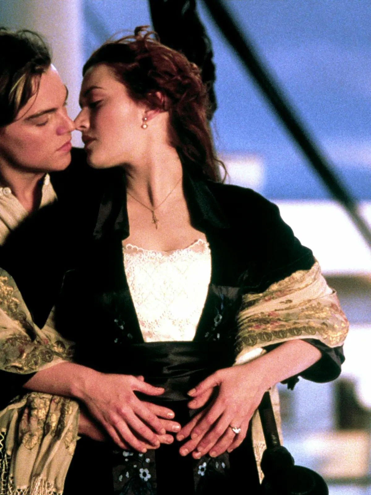 Kate Winslet ist bis heute stolz auf den Filmklassiker aus dem Jahr 1997. An die Aufnahme der berühmten Kuss-Szene an der Schiffsreling hat sie jedoch einige unangenehme Erinnerungen.