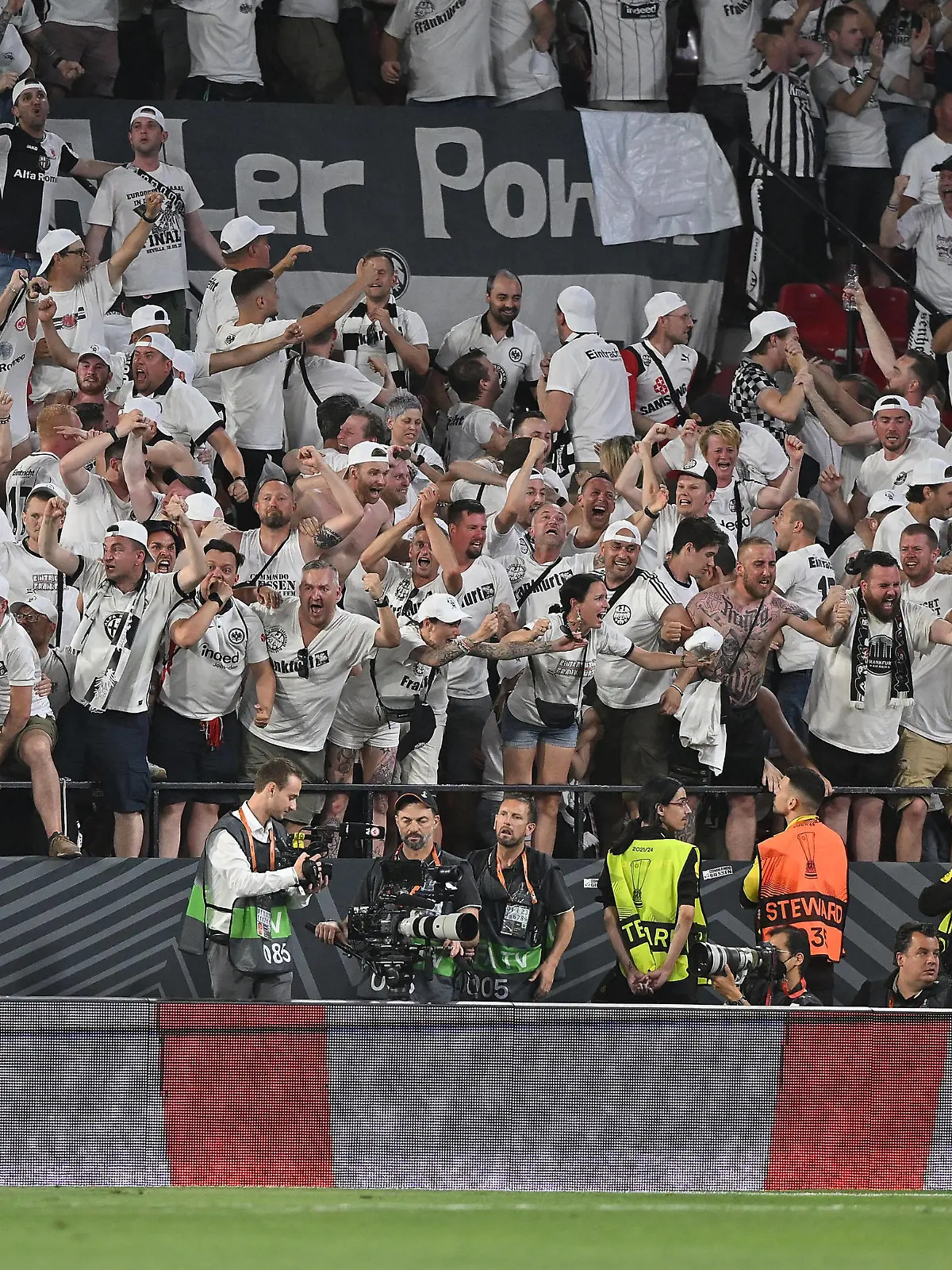  18.05.2022, xfux, Fussball UEFA Europa League Finale 2022, Eintracht Frankfurt - Glasgow Rangers, emonline, emspor, v.l. Fans Eintracht Frankfurt, Stimmung, Schals, DFL/DFB REGULATIONS PROHIBIT ANY USE OF PHOTOGRAPHS as IMAGE SEQUENCES and/or QUASI-VIDEO Sevilla *** 18 05 2022, xfux, football UEFA Europa League Final 2022, Eintracht Frankfurt Glasgow Rangers, emonline, emspor, v l fans Eintracht Frankfurt, mood, scarves, DFL DFB REGULATES PROHIBIT ANY USE OF PHOTOGRAPHS as IMAGE SEQUENCES and or QUASI VIDEO Sevilla