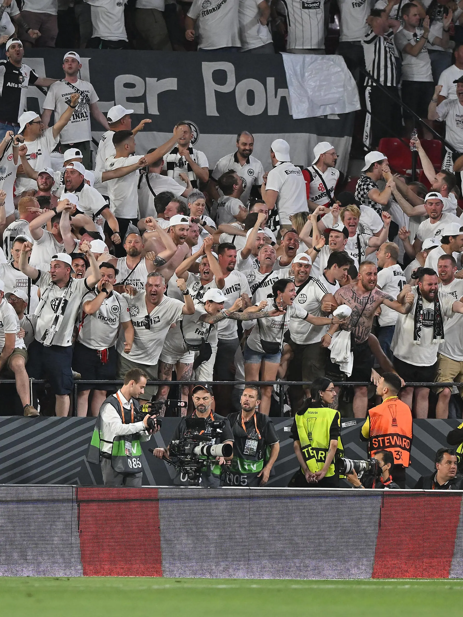  18.05.2022, xfux, Fussball UEFA Europa League Finale 2022, Eintracht Frankfurt - Glasgow Rangers, emonline, emspor, v.l. Fans Eintracht Frankfurt, Stimmung, Schals, DFL/DFB REGULATIONS PROHIBIT ANY USE OF PHOTOGRAPHS as IMAGE SEQUENCES and/or QUASI-VIDEO Sevilla *** 18 05 2022, xfux, football UEFA Europa League Final 2022, Eintracht Frankfurt Glasgow Rangers, emonline, emspor, v l fans Eintracht Frankfurt, mood, scarves, DFL DFB REGULATES PROHIBIT ANY USE OF PHOTOGRAPHS as IMAGE SEQUENCES and or QUASI VIDEO Sevilla