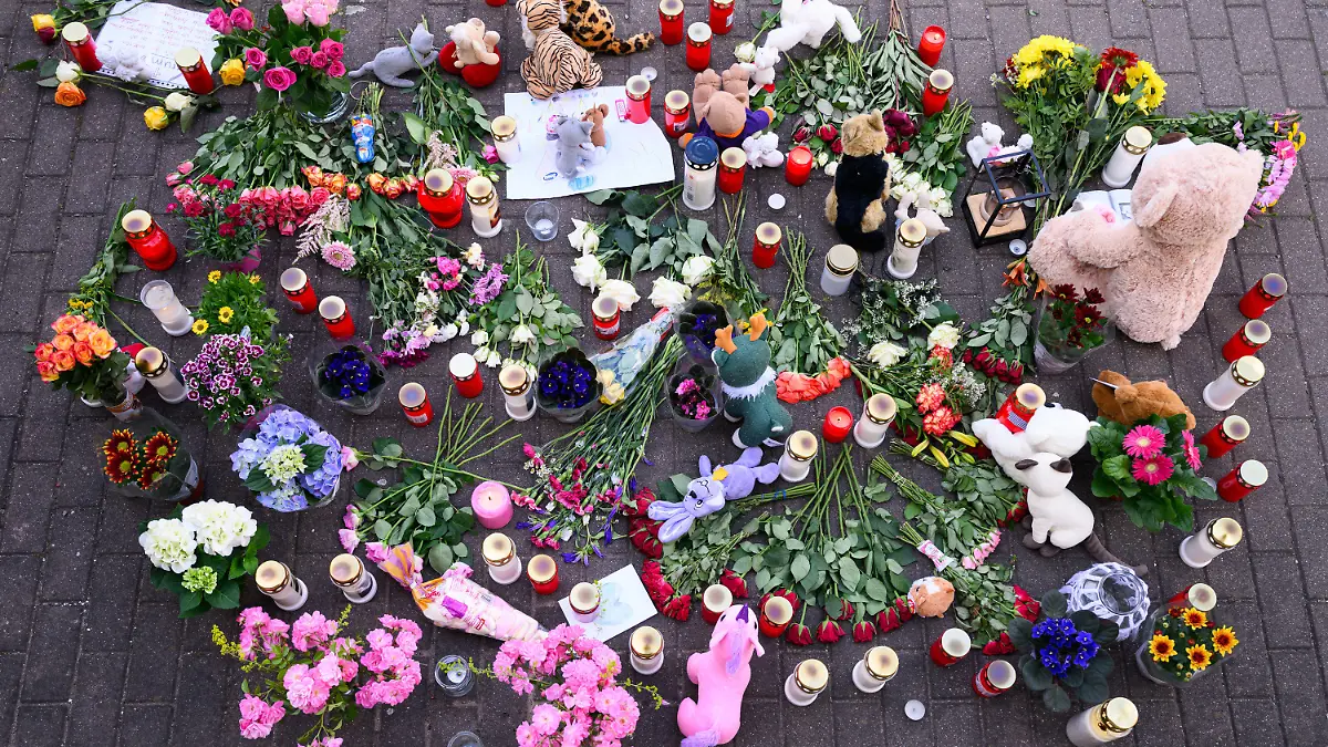 13.06.2024, Sachsen, Döbeln: Blumen, Kerzen und Teddybären sind in der Nähe der Wohnung des getöteten Mädchens auf dem Fußweg abgelegt. Die tot aufgefundene Valeriia aus dem sächsischen Döbeln ist Opfer eines Verbrechens geworden. Wie die Polizei am Mittwoch sagte, werde wegen eines Tötungsdelikts ermittelt. Am Dienstag war nach tagelanger Suche in einem Waldstück die Leiche der Neunjährigen gefunden worden. Foto: Robert Michael/dpa +++ dpa-Bildfunk +++