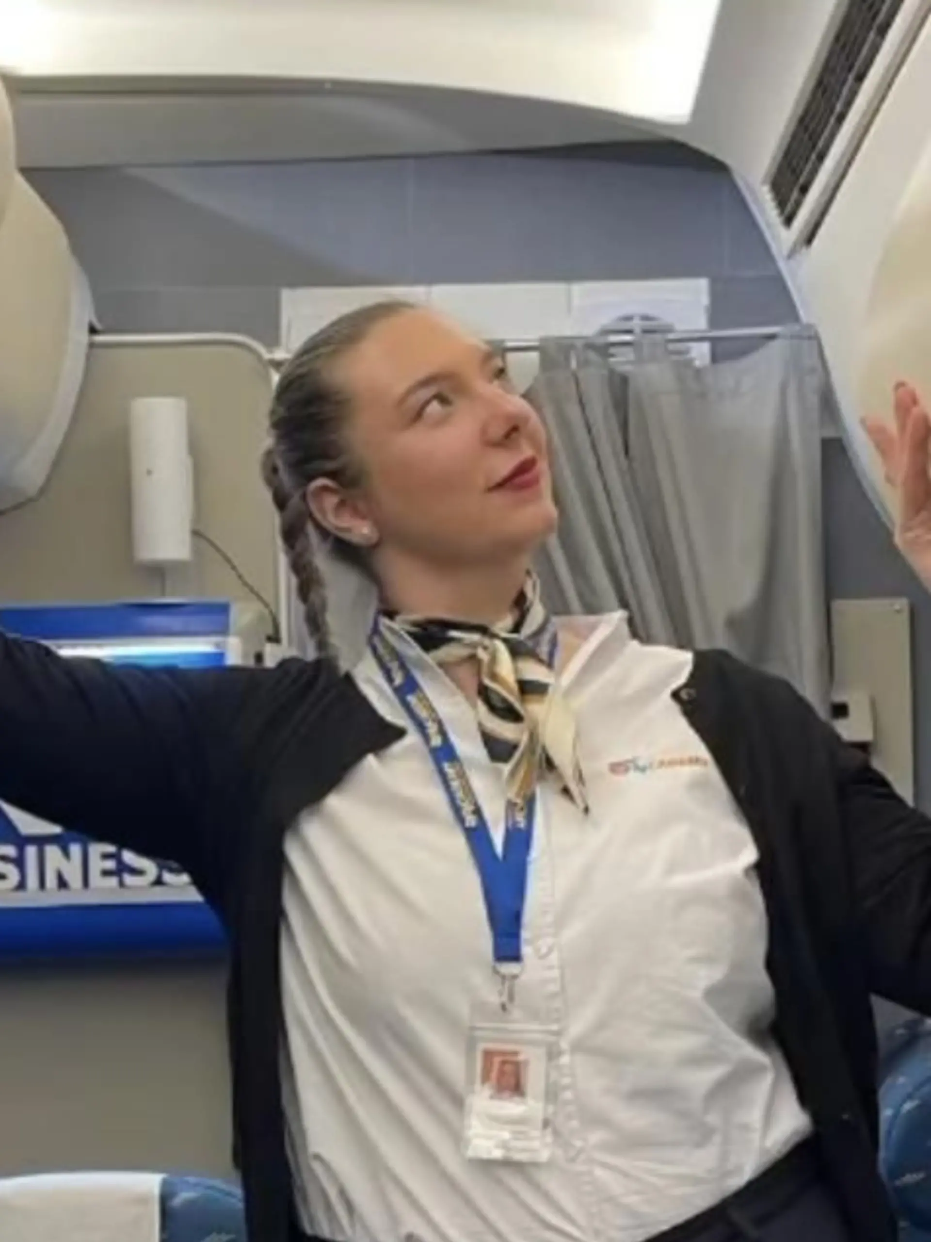 Joelina Karabas hat eine Stewardess-Ausbildung absolviert