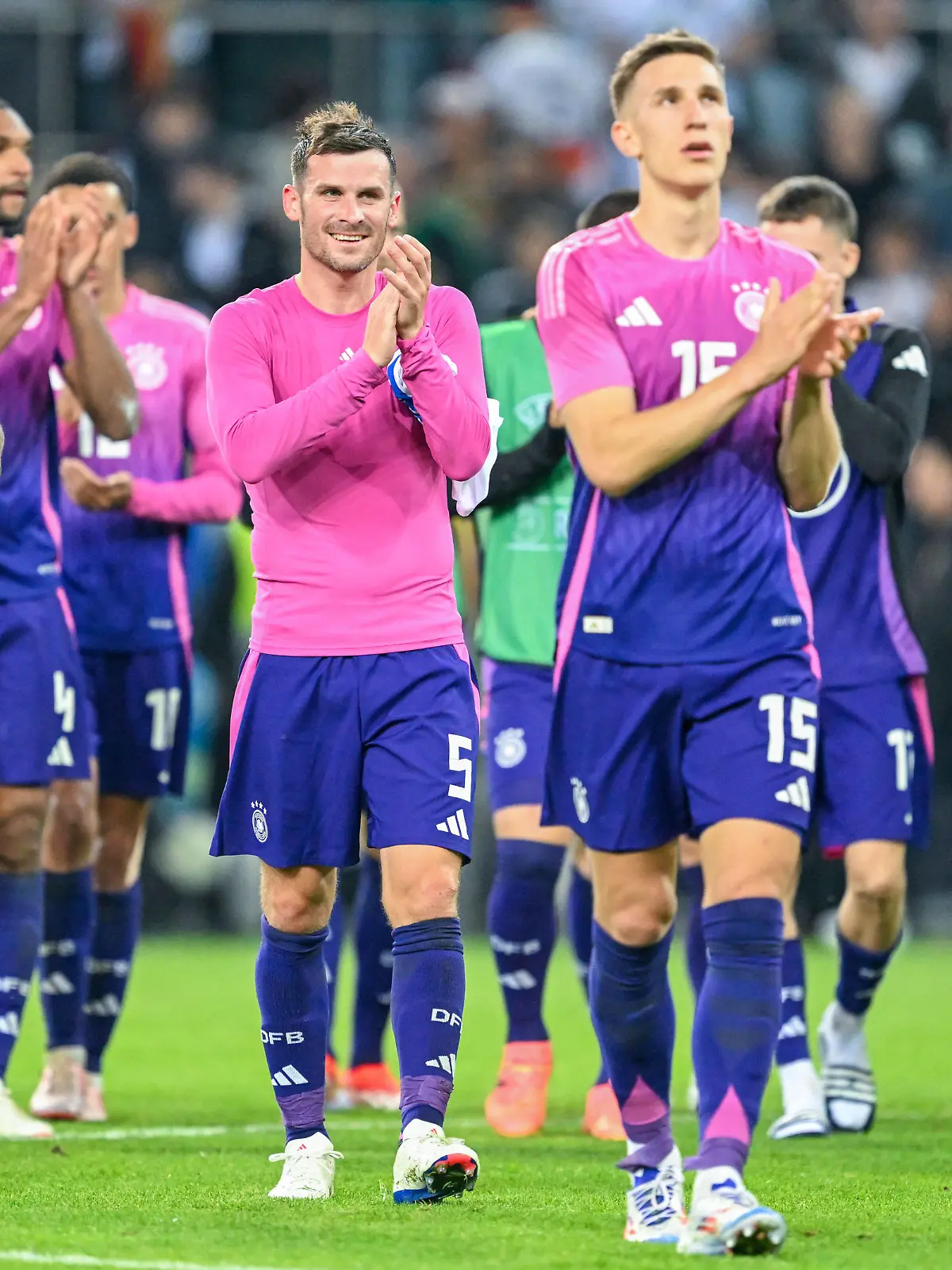 Testspiel: Deutschland - Griechenland am 07.06.2024 im Borussia-Park in Mönchengladbach Toni Kroos Deutschland und Pascal Gross Deutschland nach dem Sieg. *** Test match Germany Greece on 07 06 2024 at Borussia Park in Mönchengladbach Toni Kroos Germany and Pascal Gross Germany after the victory MT