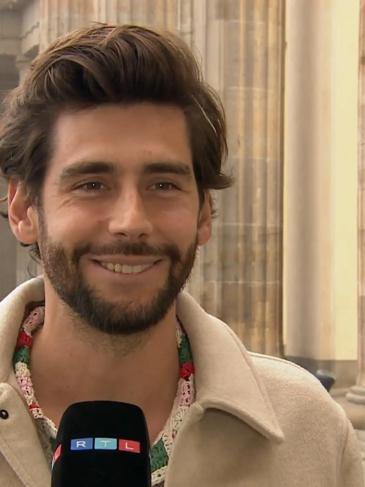 Bild zu: "Bei dieser Frage gehen Alvaro Soler plötzlich die Worte aus"