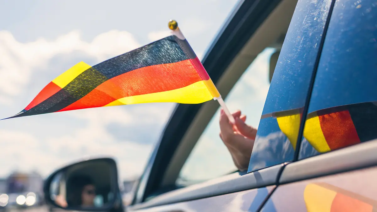 Autokorso während der EM 2024 solltet ihr euch gut überlegen. Denn eigentlich ist die oft geduldete Ordnungswidrigkeit verboten. 