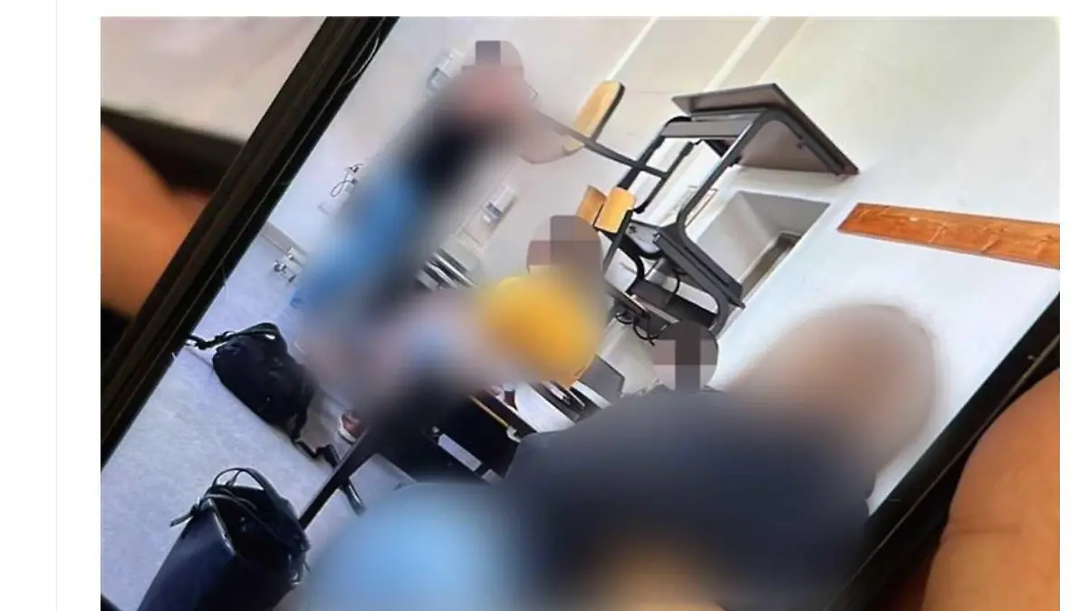 Dieses Foto soll zeigen, wie sich Schüler und Lehrer im Klassenzimmer verbarrikadieren.