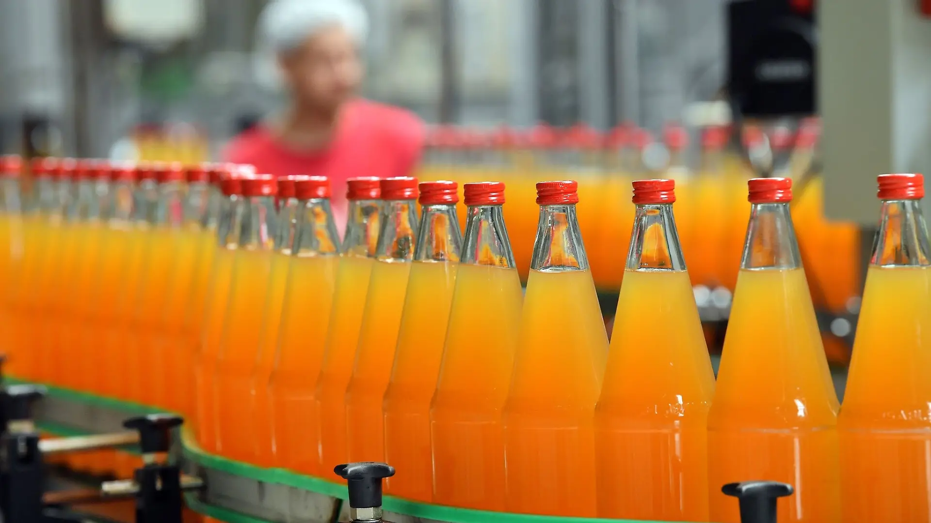 Apfelsaft wird abgefüllt. Zahlen des Statistischen Bundesamt zeigen: Orangensaft und ähnliche Säfte waren 2023 gut 30 Prozent teurer als im Jahr 2020.