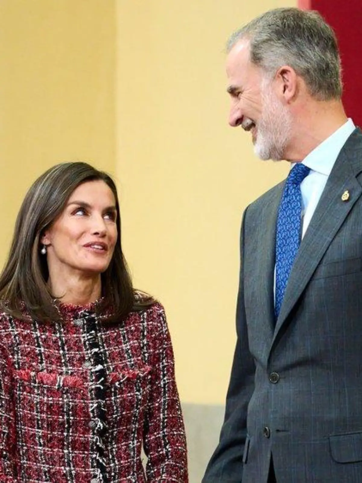 Felipe und Letizia von Spanien tauschen liebevolle Blicke aus
