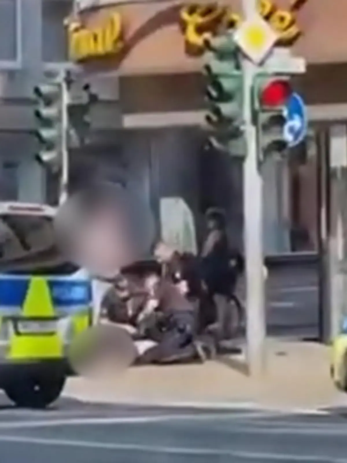 In Bremerhaven hat ein Mann um sich geschossen und eine Person verletzt. Dieses Video soll den Moment der Festnahme des mutmaßlichen Täters zeigen.