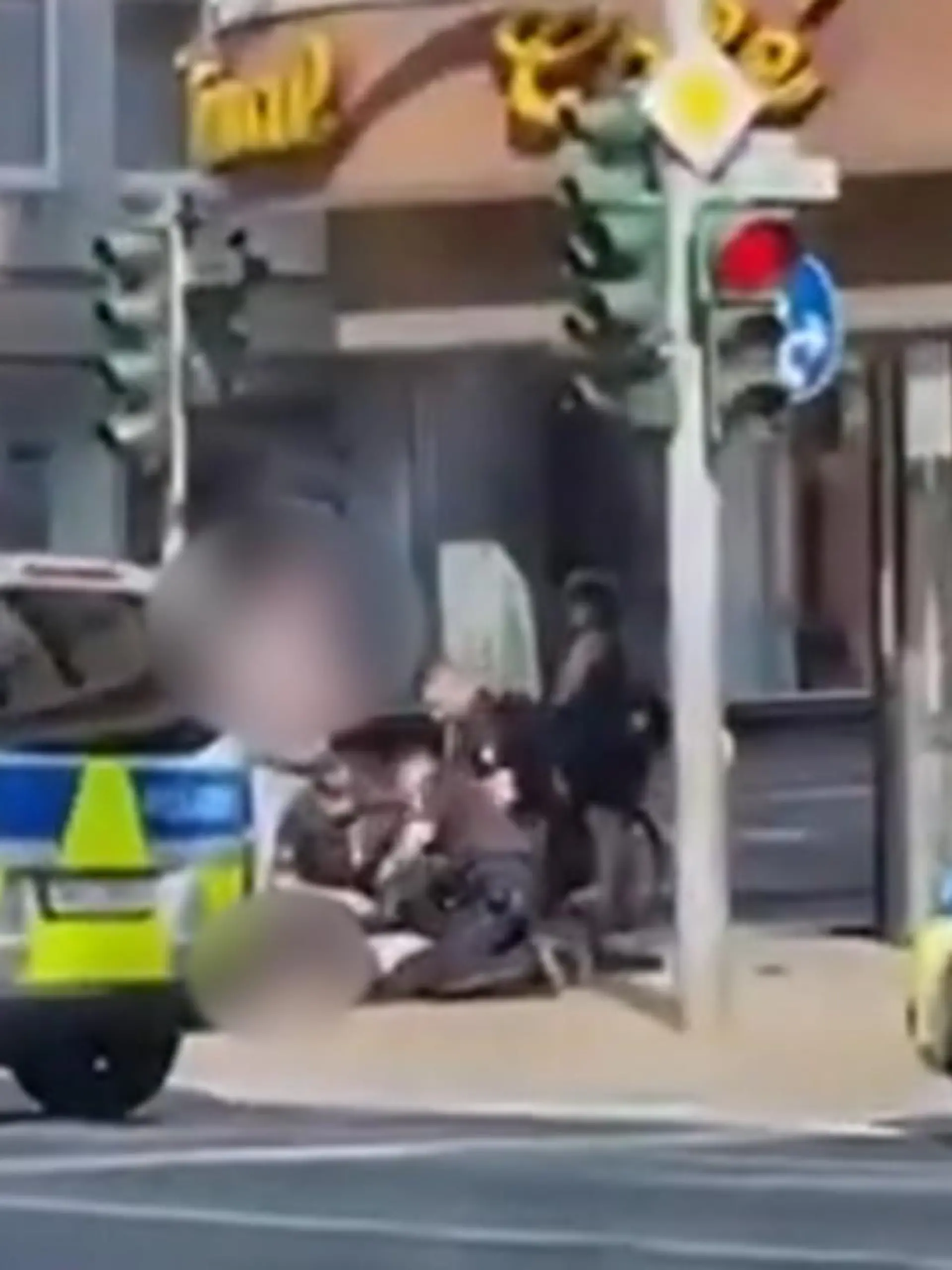 In Bremerhaven hat ein Mann um sich geschossen und eine Person verletzt. Dieses Video soll den Moment der Festnahme des mutmaßlichen Täters zeigen.