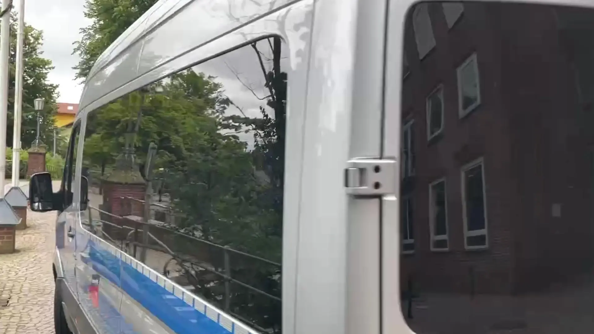 Der 35-jährige Tatverdächtige auf dem Weg zur Haftrichterin.