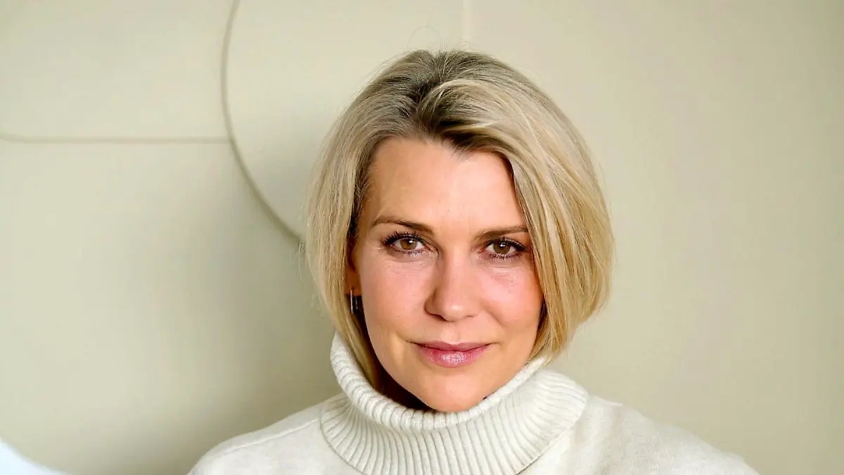 Eine blonde Frau im Portrait. 