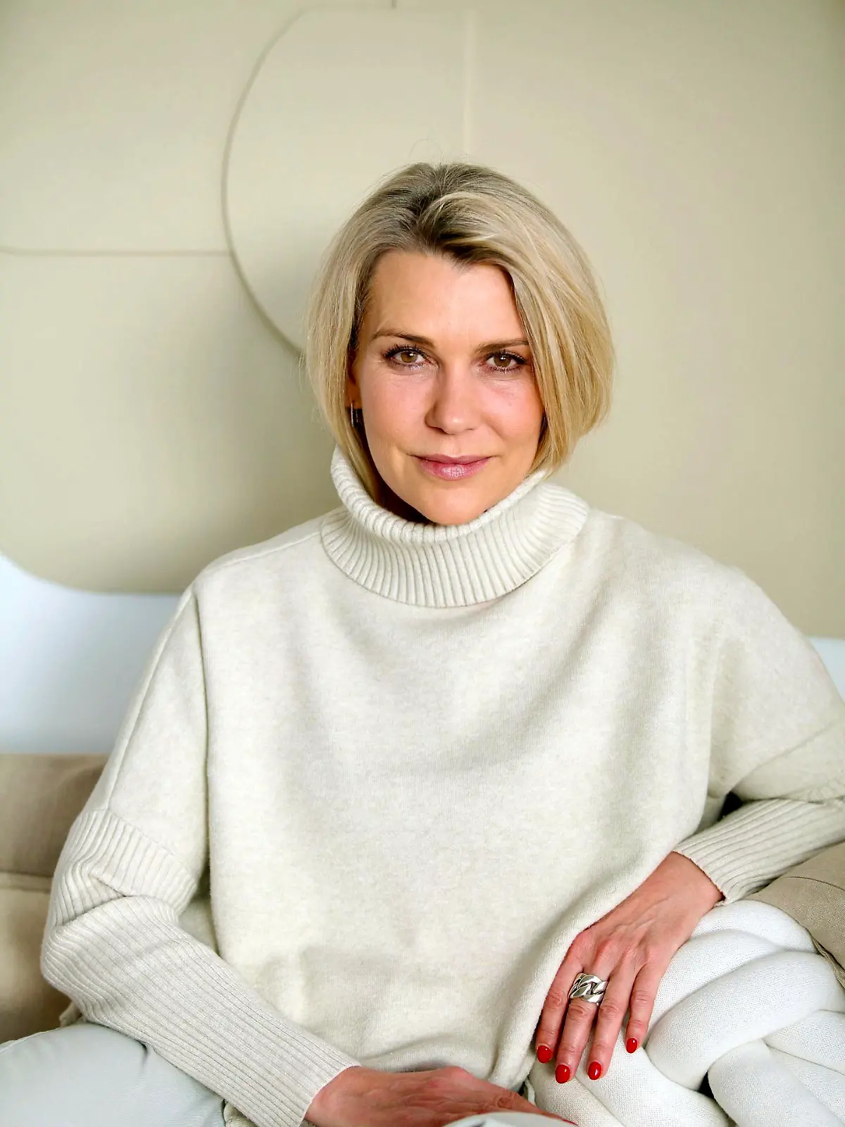 Eine blonde Frau im Portrait. 