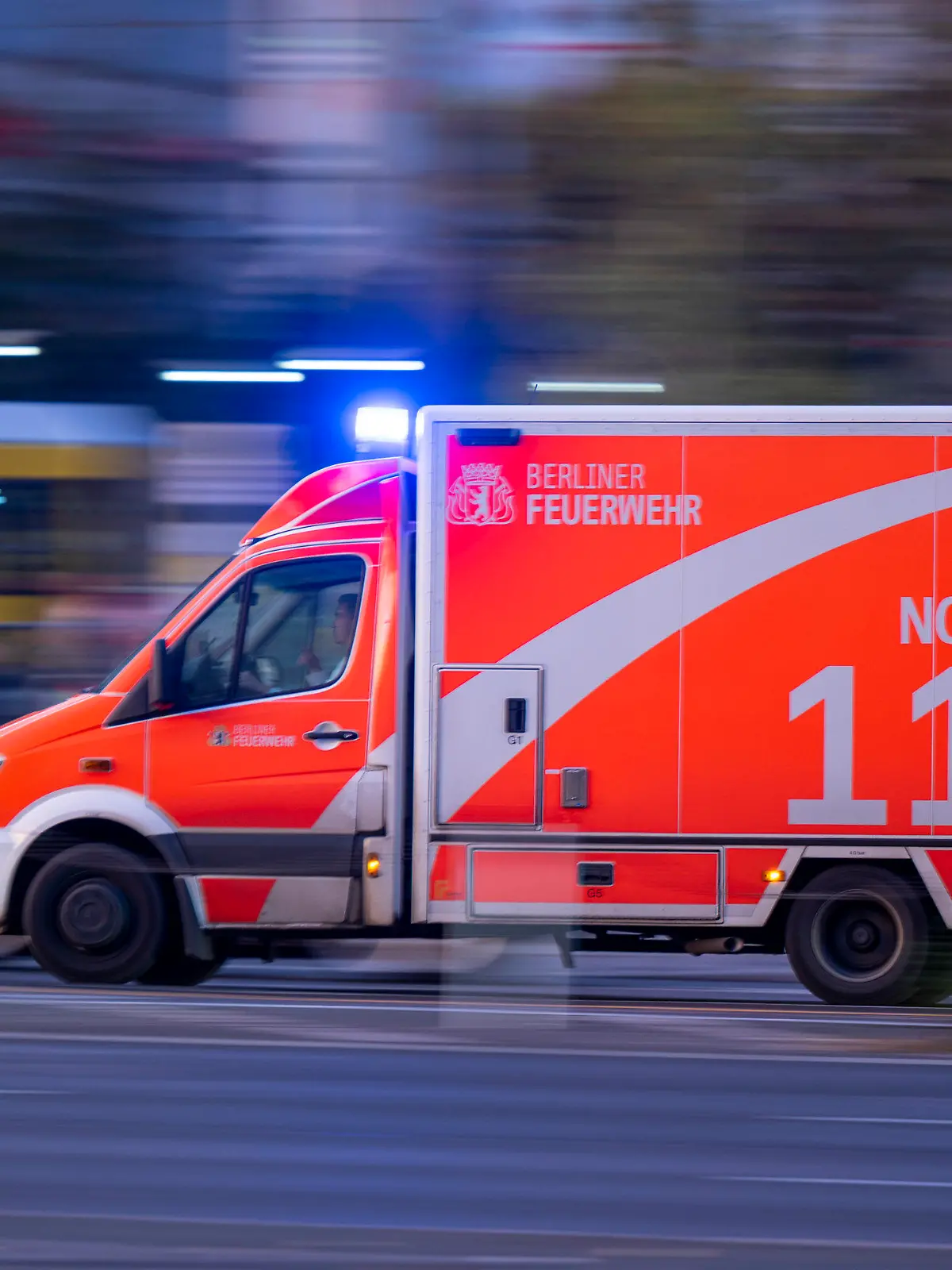 ARCHIV - 11.11.2022, Berlin: Ein Rettungswagen der Berliner Feuerwehr fährt mit Blaulicht zum Einsatz. (zu: "Überlastung der Feuerwehr - Streit zwischen Senatorinnen") Foto: Monika Skolimowska/dpa +++ dpa-Bildfunk +++