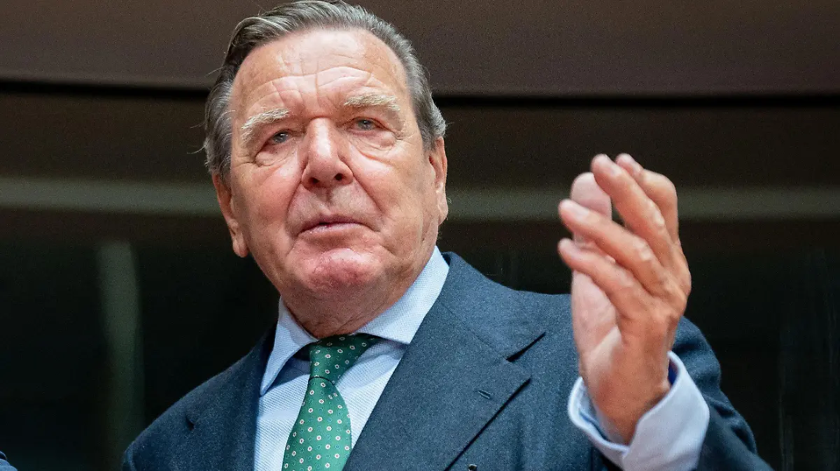 ARCHIV - 01.07.2020, Berlin: Gerhard Schröder (SPD), ehemaliger Bundeskanzler, zu Beginn einer Anhörung im Wirtschaftsausschuss des Bundestags zum Pipeline-Projekt Nord Stream 2. (zu dpa «t-online» schließt Rückkehr von Schröder-Gastbeiträgen nicht aus») Foto: Kay Nietfeld/dpa +++ dpa-Bildfunk +++