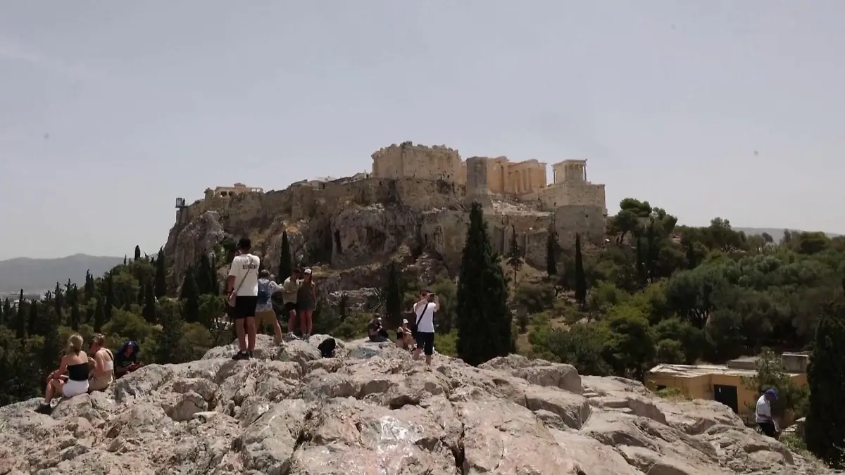 Das Wetter im Mittelmeerraum spielt kurz vor Be-ginn der Sommerferien völlig verrückt: In Griechenland und in der Türkei schwitzen Einwohner und Urlauber gerade in der ersten Hitzewelle des Jahres. In Spanien legen heftige Unwetter das Land lahm. Und beide Wetterextreme hängen zusammen.