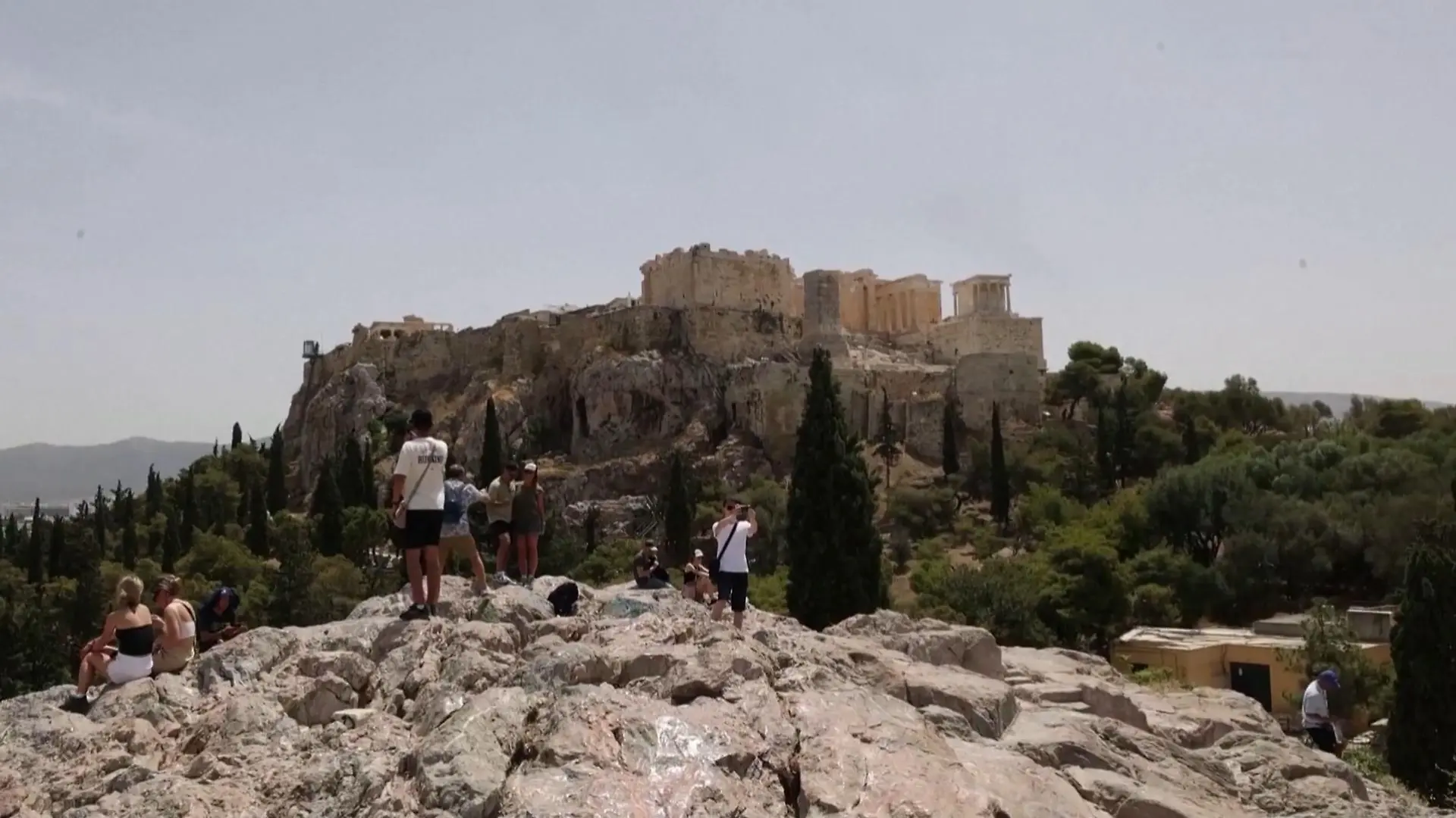 Das Wetter im Mittelmeerraum spielt kurz vor Be-ginn der Sommerferien völlig verrückt: In Griechenland und in der Türkei schwitzen Einwohner und Urlauber gerade in der ersten Hitzewelle des Jahres. In Spanien legen heftige Unwetter das Land lahm. Und beide Wetterextreme hängen zusammen.