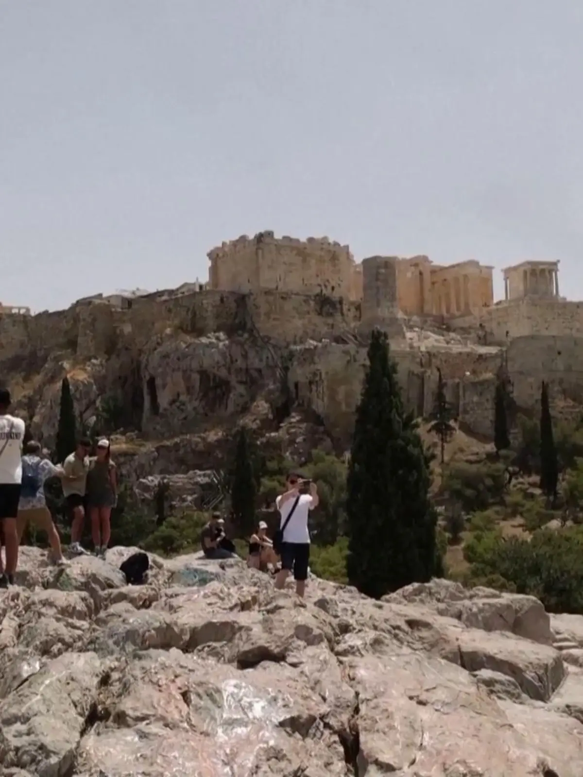 Das Wetter im Mittelmeerraum spielt kurz vor Be-ginn der Sommerferien völlig verrückt: In Griechenland und in der Türkei schwitzen Einwohner und Urlauber gerade in der ersten Hitzewelle des Jahres. In Spanien legen heftige Unwetter das Land lahm. Und beide Wetterextreme hängen zusammen.