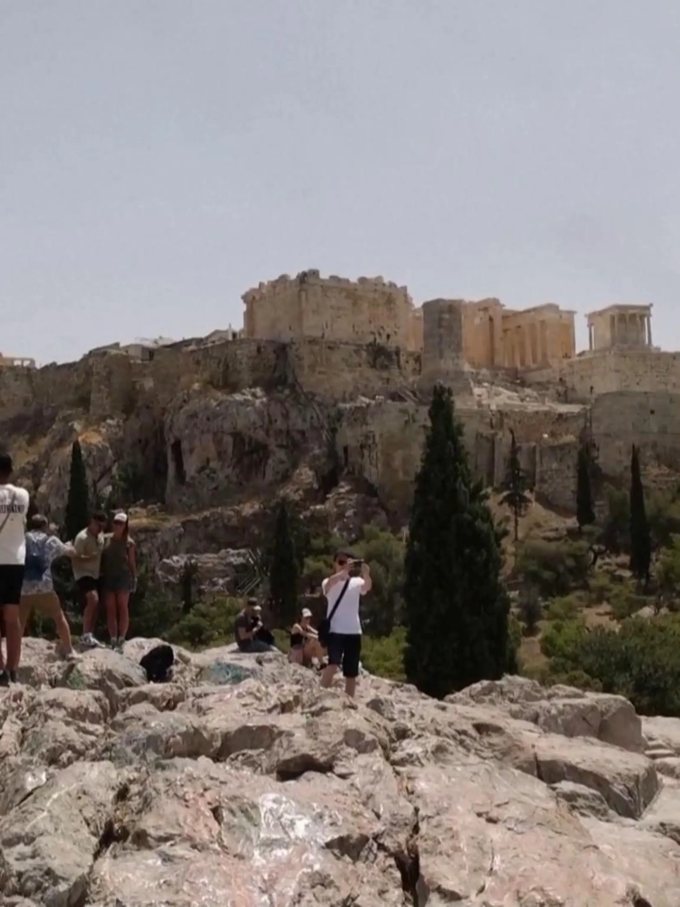 Das Wetter im Mittelmeerraum spielt kurz vor Be-ginn der Sommerferien völlig verrückt: In Griechenland und in der Türkei schwitzen Einwohner und Urlauber gerade in der ersten Hitzewelle des Jahres. In Spanien legen heftige Unwetter das Land lahm. Und beide Wetterextreme hängen zusammen.