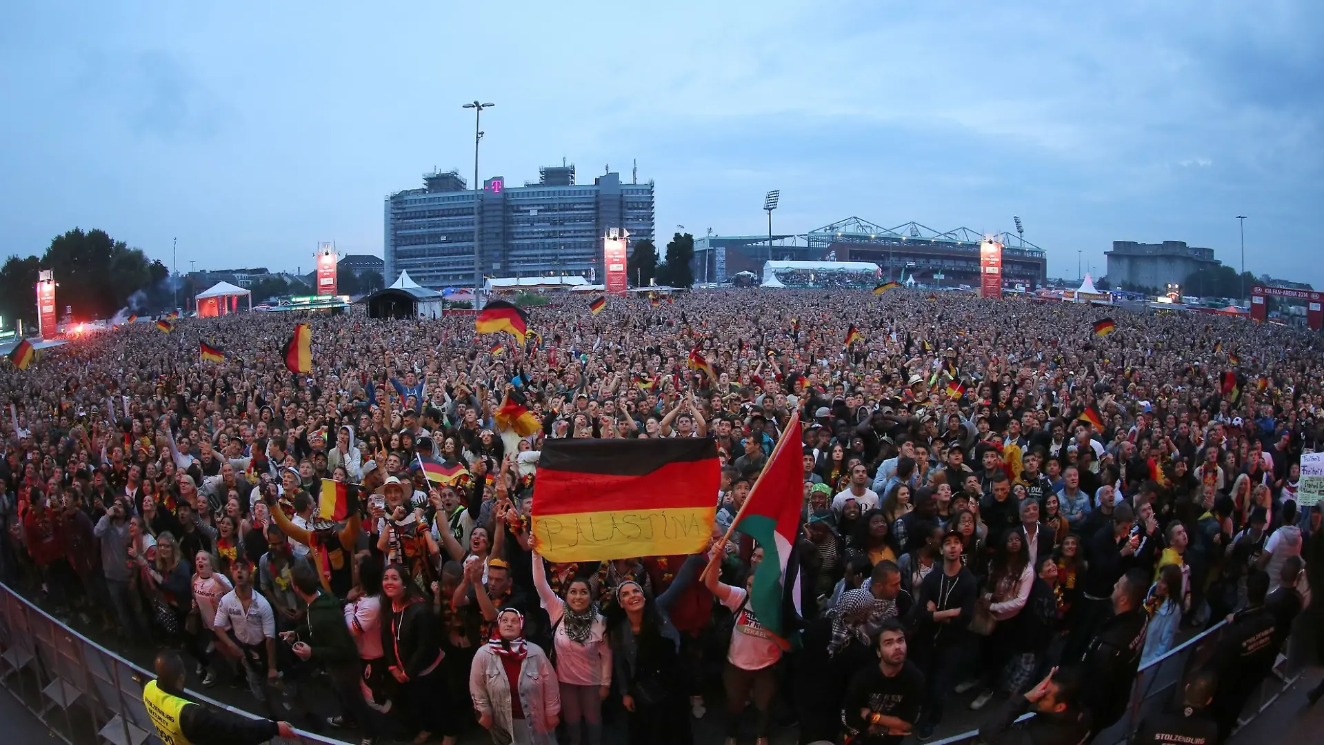 Fußballfans schauen sich auf dem Heiligengeistfeld das Finale der WM 2014 zwischen Deutschland und Argentinien an.