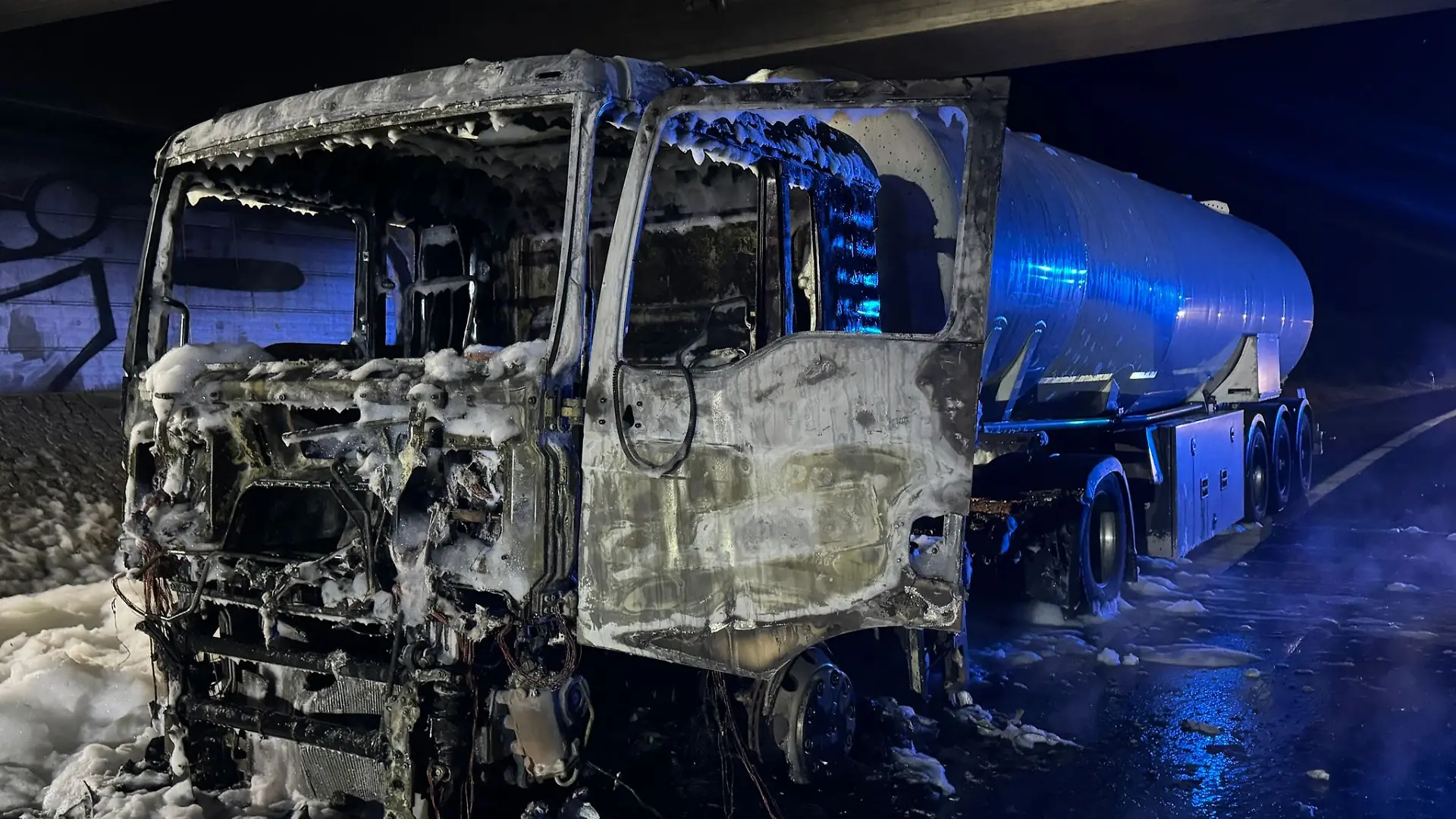 Die von der Feuerwehr Dresden zur Verfügung gestellte Aufnahme zeigt einen abgebrannten Tanklastzug.