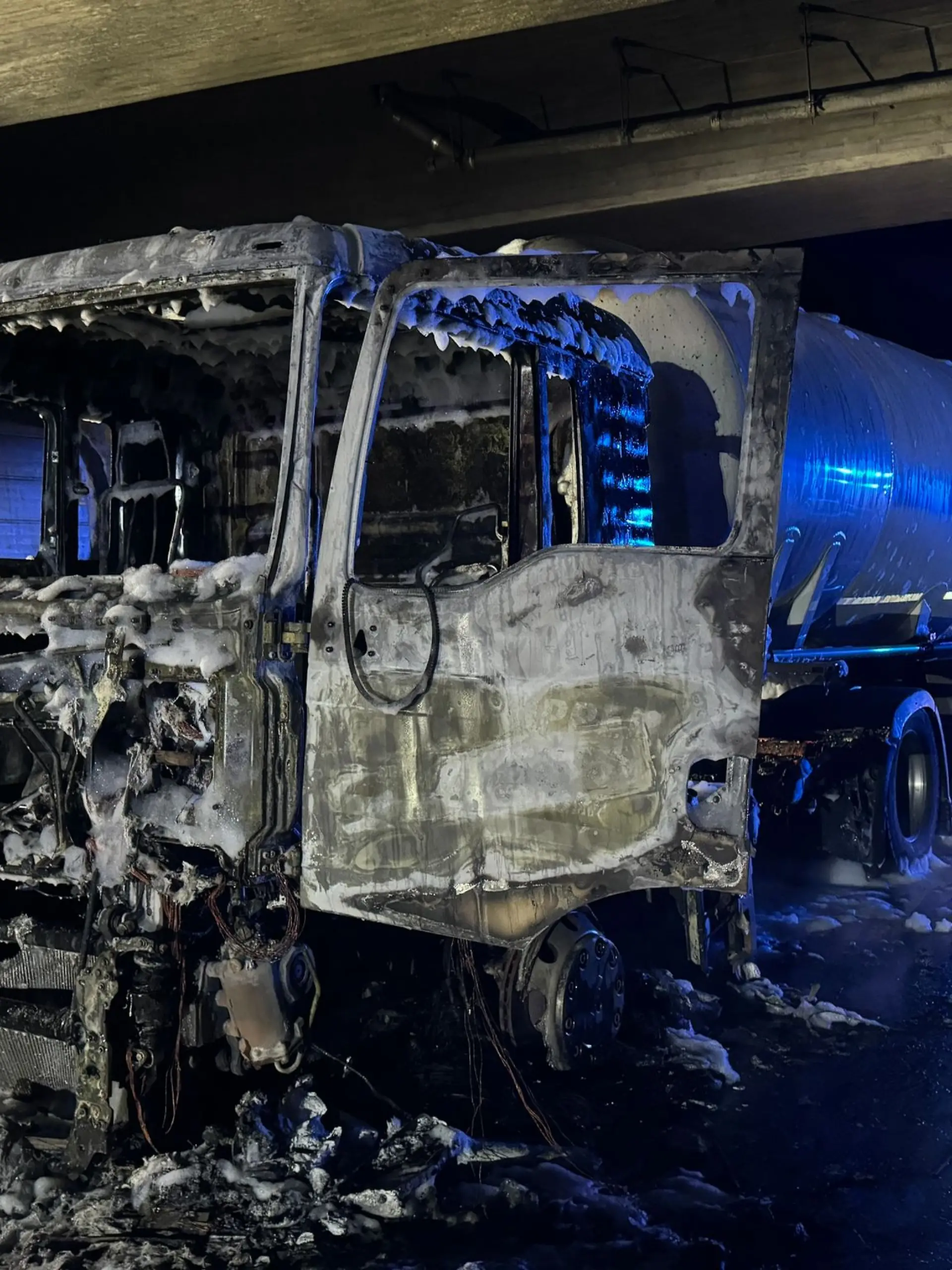 Bild zu: "LKW mit 36.000 Litern Benzin geht in Flammen auf"