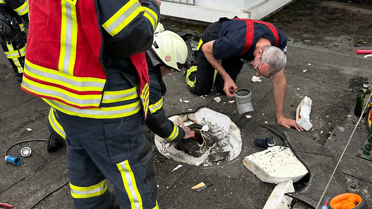 Feuerwehr Rotenburg (Wümme) sägt Zweijährigen aus Abwasserrohr