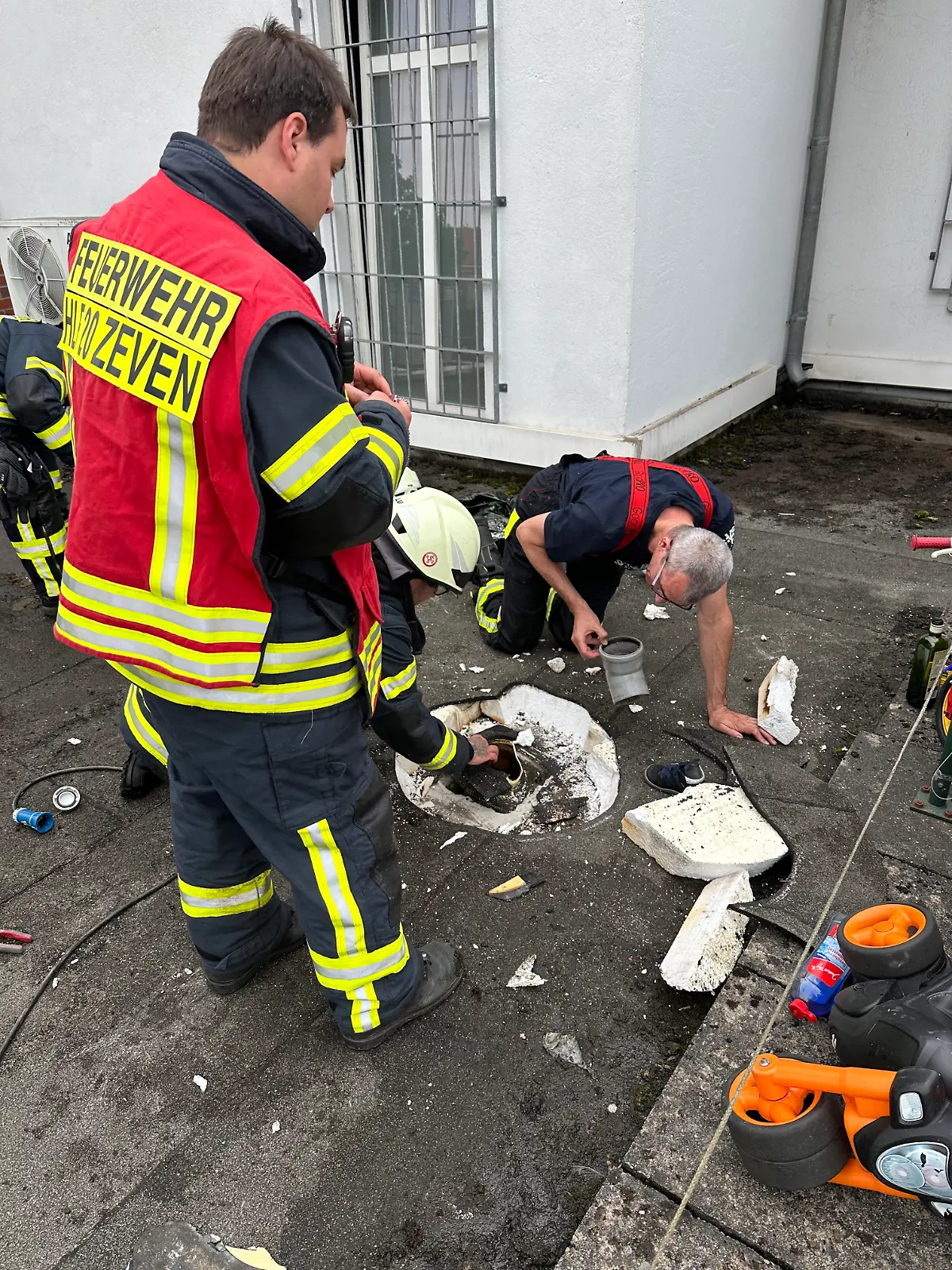 Bild zu: "Zweijähriger Junge bleibt in Abwasserrohr stecken"