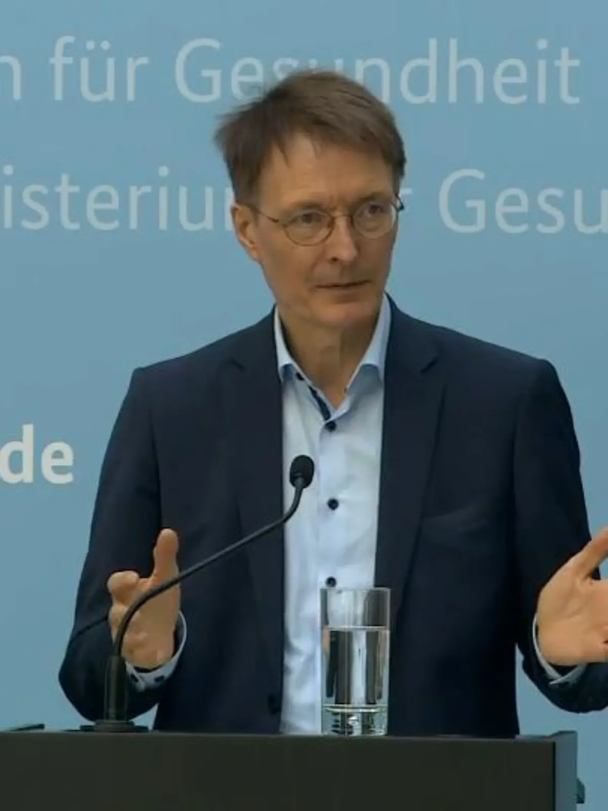 Karl Lauterbach schildert, welche Impfstoffe und im Herbst zur zweiten Booster-Impfung zur Verfügung stehen.