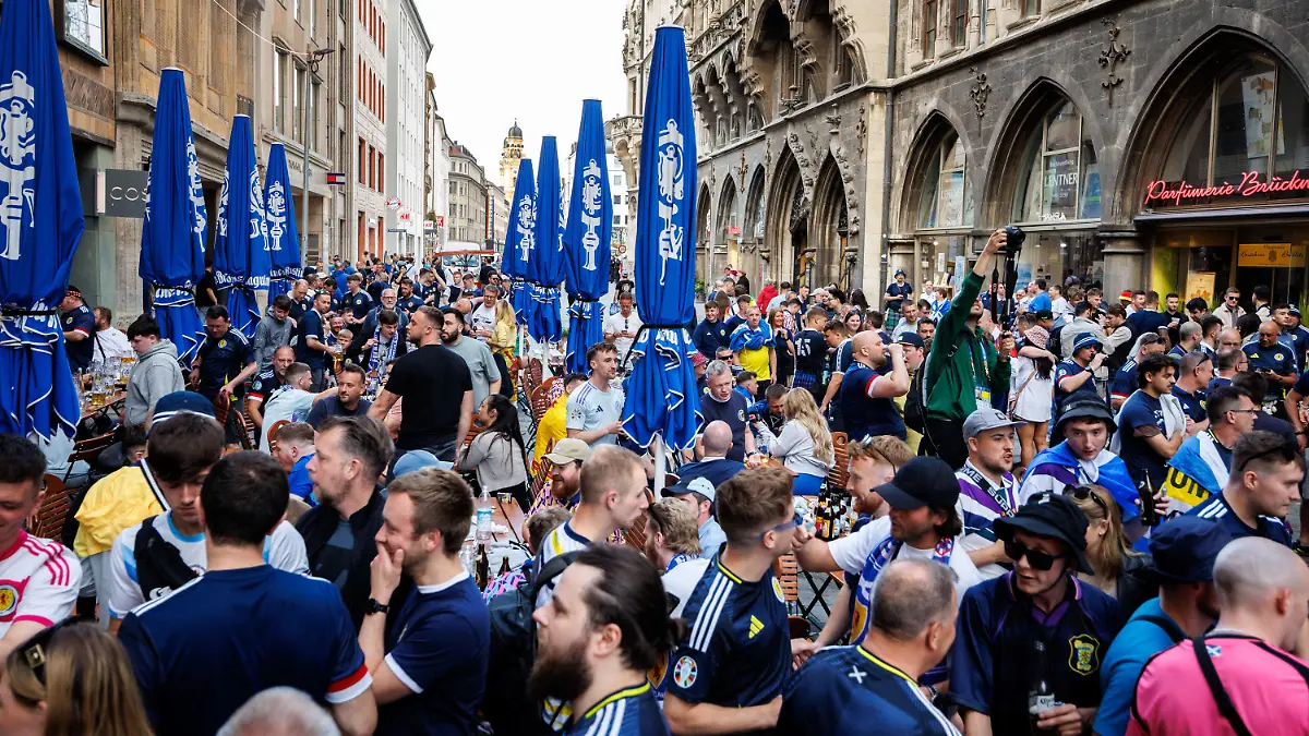 13.06.2024, Bayern, München: Fußball, Vorbereitung auf die UEFA Euro 2024, Schottische Fans feiern einen Tag vor dem Eröffnungsspiel Schottland - Deutschland auf dem Marienplatz in München ihre Mannschaft. Foto: Matthias Balk/dpa +++ dpa-Bildfunk +++