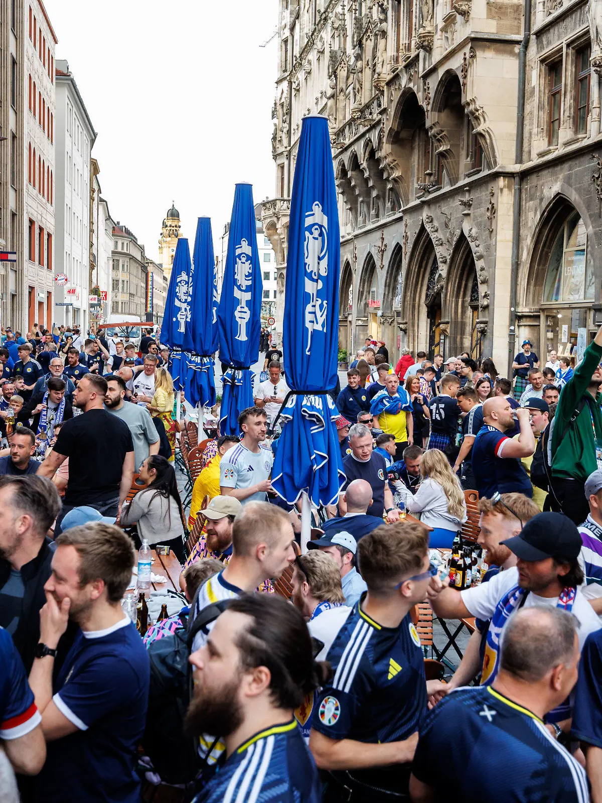 13.06.2024, Bayern, München: Fußball, Vorbereitung auf die UEFA Euro 2024, Schottische Fans feiern einen Tag vor dem Eröffnungsspiel Schottland - Deutschland auf dem Marienplatz in München ihre Mannschaft. Foto: Matthias Balk/dpa +++ dpa-Bildfunk +++