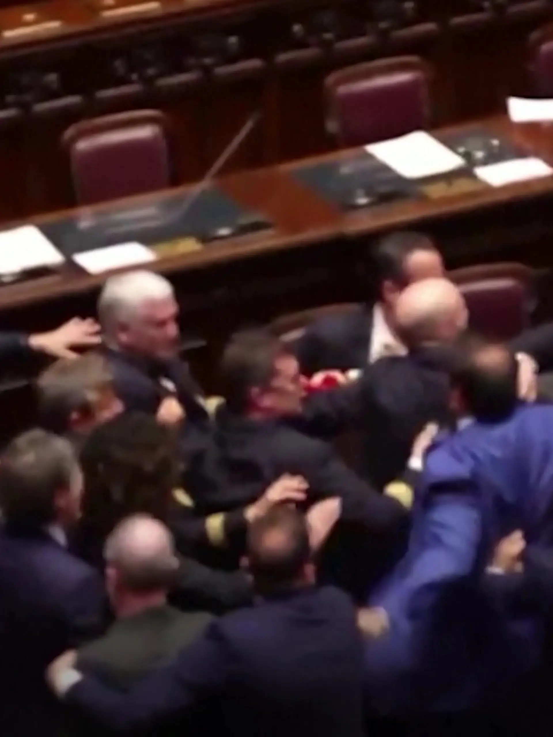 Im italienischen Parlament kommt es zu einer handfesten Rangelei.
