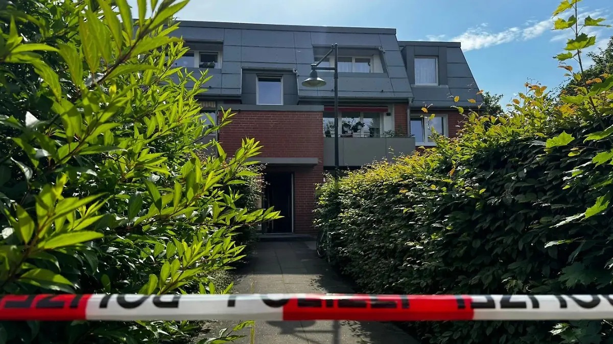 Ein 51-Jähriger soll seinen 81-jährigen Vater in einer Wohnung in Hamburg-Rahlstedt angezündet haben. Bei einem SEK-Einsatz wurde der 51-Jährige erschossen.