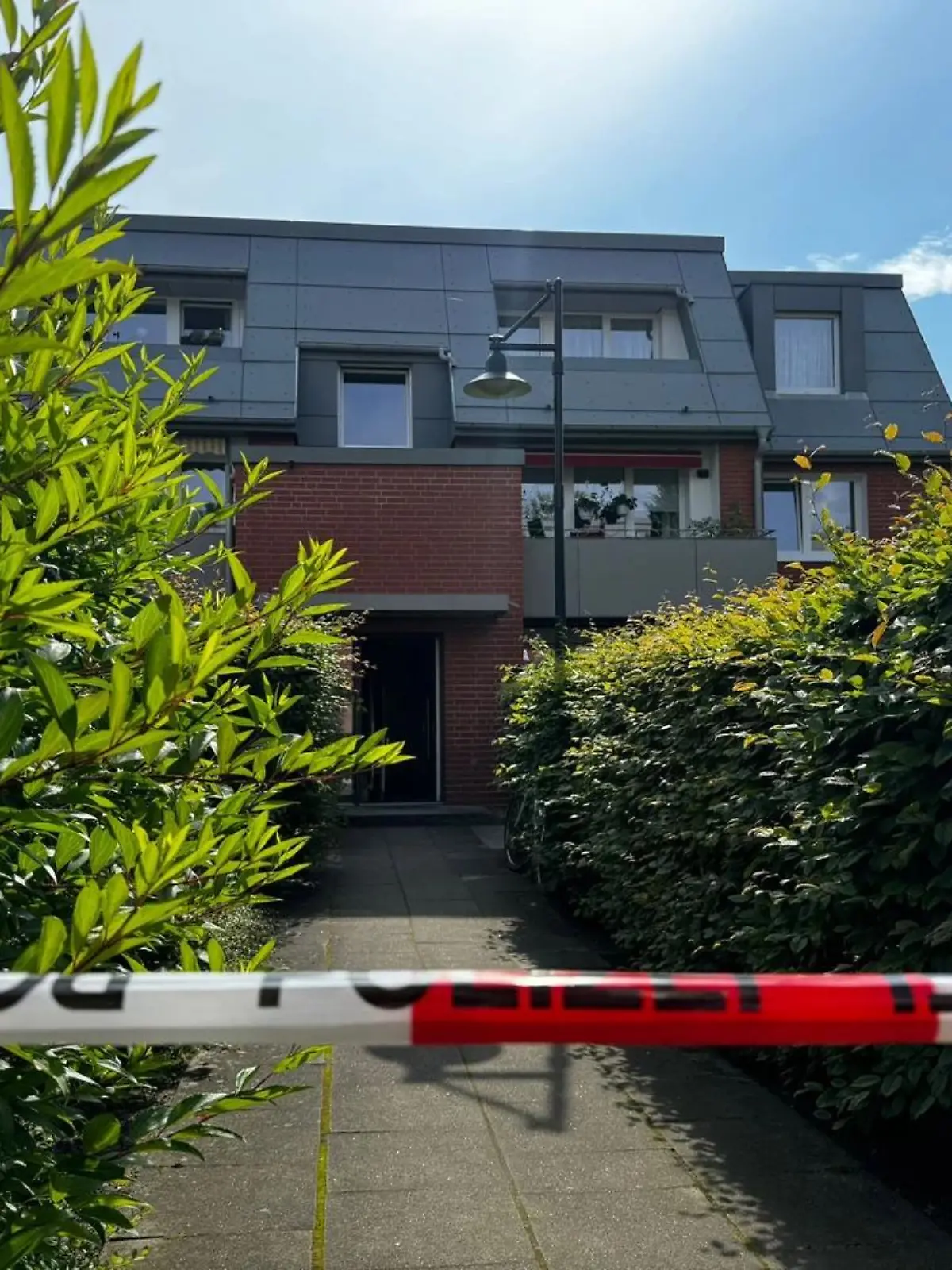 Ein 51-Jähriger soll seinen 81-jährigen Vater in einer Wohnung in Hamburg-Rahlstedt angezündet haben. Bei einem SEK-Einsatz wurde der 51-Jährige erschossen.