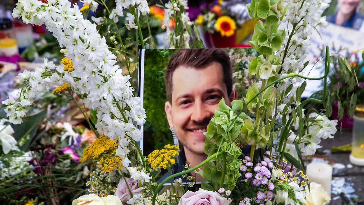 Mannheim: Blumenniederlegung und Anteilnahme am Marktplatz, dem Ort des tödlichen Messerangriffs auf einen Polizisten eine Woche zuvor. Der Angriff zielte auf den Islamkritiker Michael Stürzenberger ab, der Polizist hat eingegriffen *** Mannheim Laying of flowers and sympathy at Marktplatz, the site of the fatal knife attack on a police officer a week earlier The attack was aimed at Islam critic Michael Stürzenberger, the police officer intervened Copyright: xUdoxHerrmannx