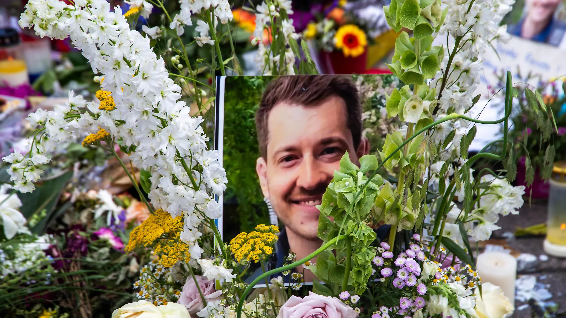 Mannheim: Blumenniederlegung und Anteilnahme am Marktplatz, dem Ort des tödlichen Messerangriffs auf einen Polizisten eine Woche zuvor. Der Angriff zielte auf den Islamkritiker Michael Stürzenberger ab, der Polizist hat eingegriffen *** Mannheim Laying of flowers and sympathy at Marktplatz, the site of the fatal knife attack on a police officer a week earlier The attack was aimed at Islam critic Michael Stürzenberger, the police officer intervened Copyright: xUdoxHerrmannx