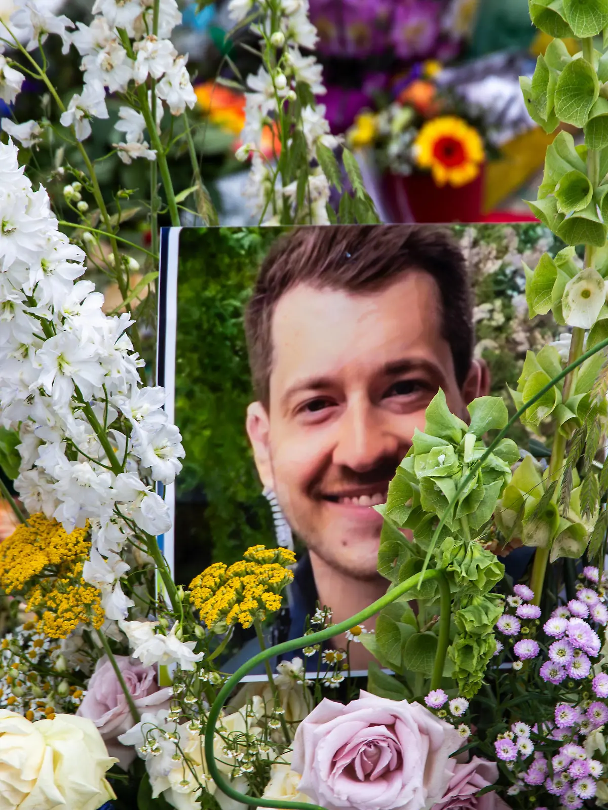 Mannheim: Blumenniederlegung und Anteilnahme am Marktplatz, dem Ort des tödlichen Messerangriffs auf einen Polizisten eine Woche zuvor. Der Angriff zielte auf den Islamkritiker Michael Stürzenberger ab, der Polizist hat eingegriffen *** Mannheim Laying of flowers and sympathy at Marktplatz, the site of the fatal knife attack on a police officer a week earlier The attack was aimed at Islam critic Michael Stürzenberger, the police officer intervened Copyright: xUdoxHerrmannx