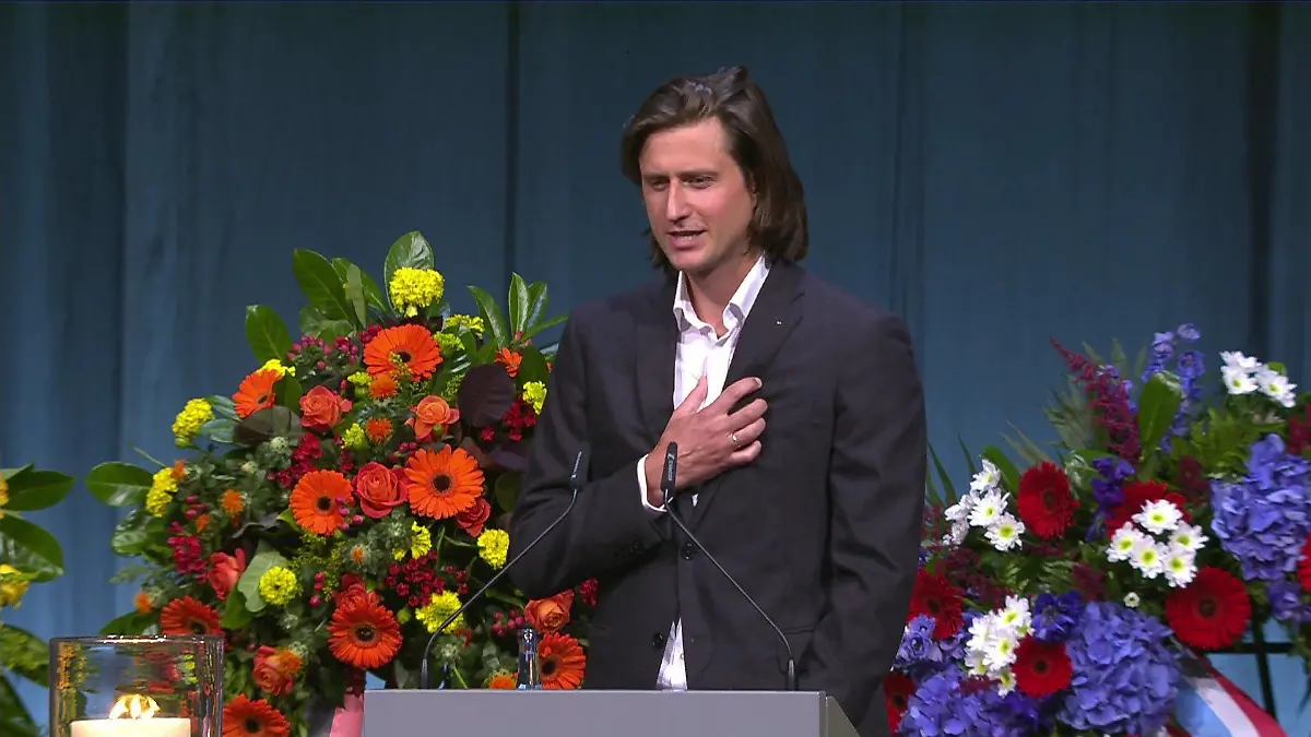 Pfarrer Friedel Goetz hält eine Trauerrede für Rouven Laur.