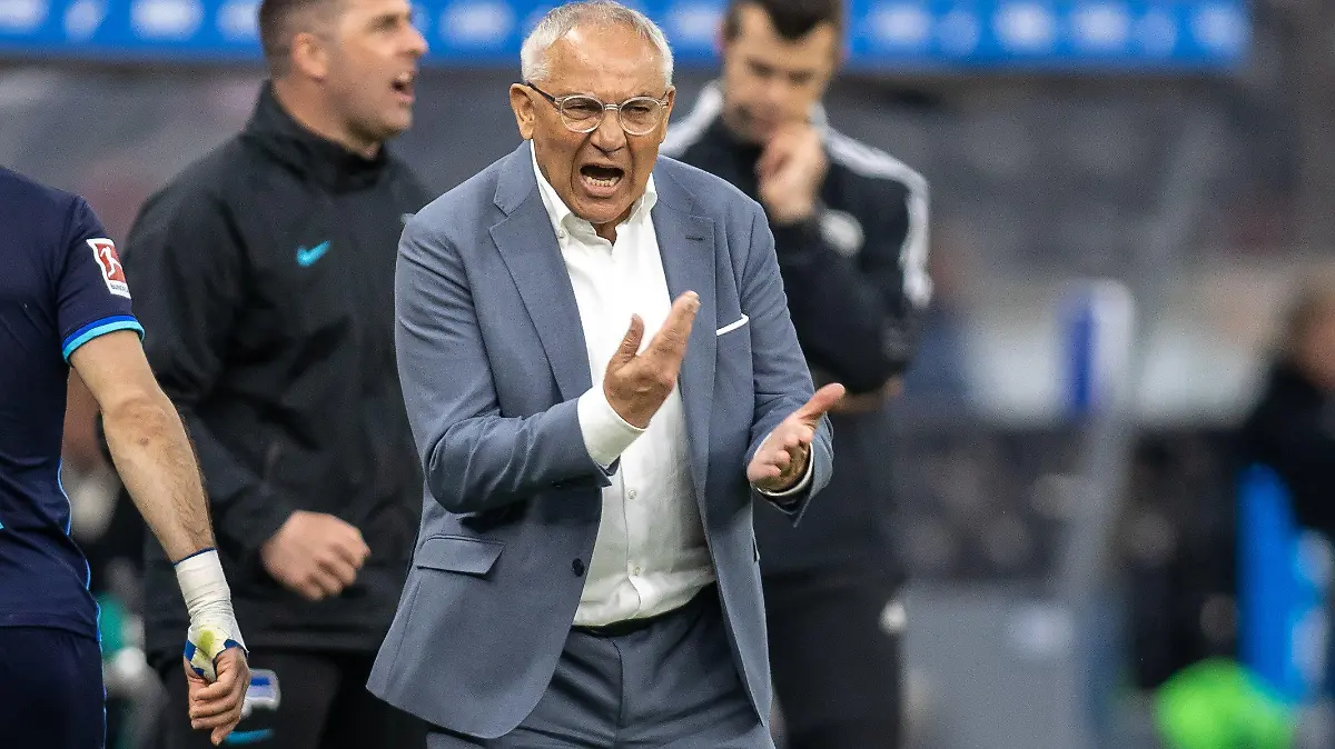 ARCHIV - 24.04.2022, Berlin: Fußball: Bundesliga, Hertha BSC - VfB Stuttgart, 31. Spieltag, Olympiastadion. Cheftrainer Felix Magath von Hertha BSC ruft seinem Team gestikulierend etwas zu. (zu dpa «Von Schiebermütze bis Impfbedenken: Die Elf der Bundesliga-Saison») Foto: Andreas Gora/dpa - WICHTIGER HINWEIS: Gemäß den Vorgaben der DFL Deutsche Fußball Liga bzw. des DFB Deutscher Fußball-Bund ist es untersagt, in dem Stadion und/oder vom Spiel angefertigte Fotoaufnahmen in Form von Sequenzbildern und/oder videoähnlichen Fotostrecken zu verwerten bzw. verwerten zu lassen. +++ dpa-Bildfunk +++