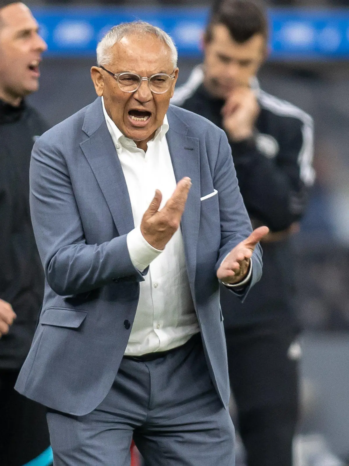 ARCHIV - 24.04.2022, Berlin: Fußball: Bundesliga, Hertha BSC - VfB Stuttgart, 31. Spieltag, Olympiastadion. Cheftrainer Felix Magath von Hertha BSC ruft seinem Team gestikulierend etwas zu. (zu dpa «Von Schiebermütze bis Impfbedenken: Die Elf der Bundesliga-Saison») Foto: Andreas Gora/dpa - WICHTIGER HINWEIS: Gemäß den Vorgaben der DFL Deutsche Fußball Liga bzw. des DFB Deutscher Fußball-Bund ist es untersagt, in dem Stadion und/oder vom Spiel angefertigte Fotoaufnahmen in Form von Sequenzbildern und/oder videoähnlichen Fotostrecken zu verwerten bzw. verwerten zu lassen. +++ dpa-Bildfunk +++