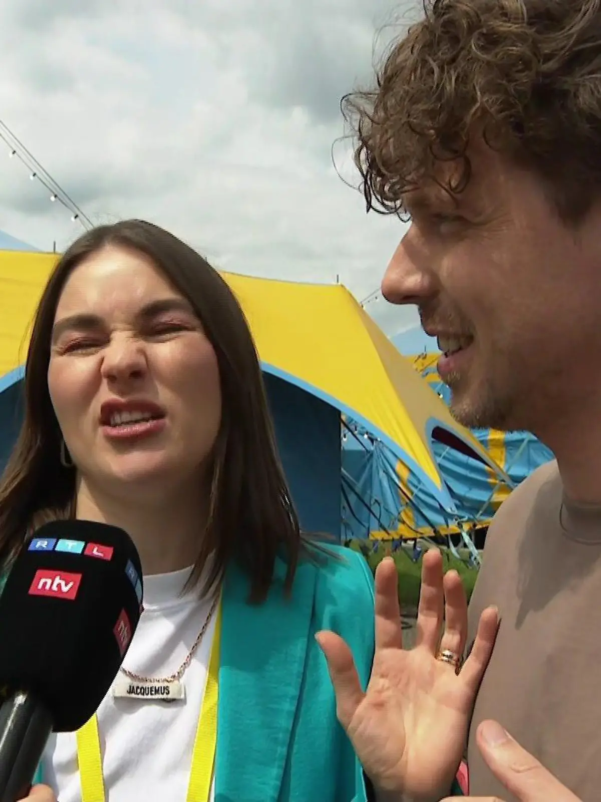 Bild zu: "Beim Knutschen mit Valentin hat Renata ein Problem"