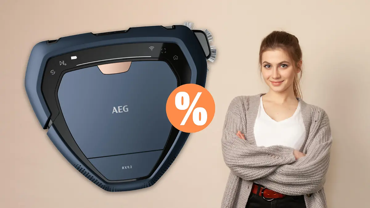 AEG-Saugroboter und junge Frau mit verschränkten Armen.