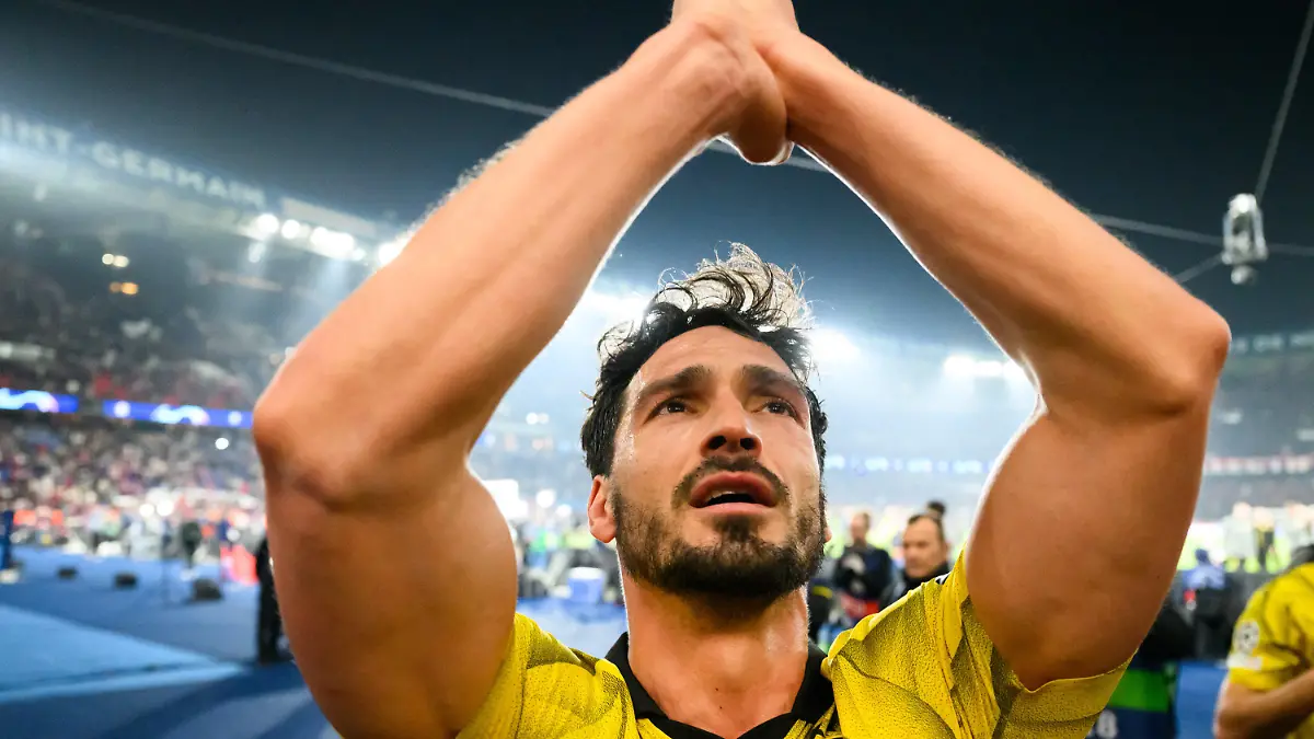 ARCHIV - 07.05.2024, Frankreich, Paris: Fu§ball: Champions League, Paris Saint-Germain - Borussia Dortmund K.o.-Runde, Halbfinale, Rückspiele. Dortmunds Mats Hummels jubelt nach dem Sieg. Hummels verlässt den BVB. (zu dpa: «Mats Hummels verlässt Borussia Dortmund») Foto: Robert Michael/dpa +++ dpa-Bildfunk +++