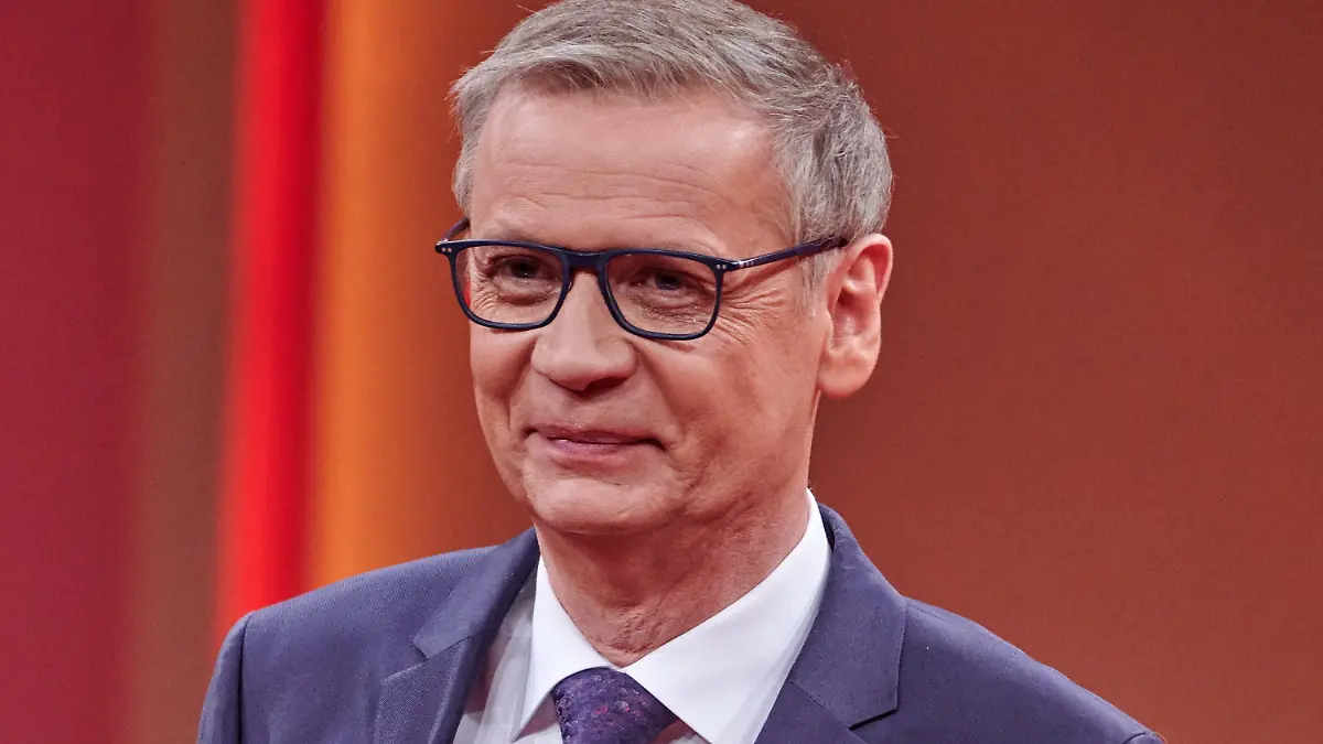 ARCHIV - 06.12.2020, Nordrhein-Westfalen, Düsseldorf: Entertainer Günther Jauch steht beim RTL- Jahresrückblick «Menschen, Bilder, Emotionen 2020» im Studio. Deutschlands beliebtester Quizmaster feiert am 13.07.2021 seinen 65. Geburtstag. (zu dpa-Porträt "Hansdampf in allen Genres: Günther Jauch wird 65") Foto: Henning Kaiser/dpa +++ dpa-Bildfunk +++