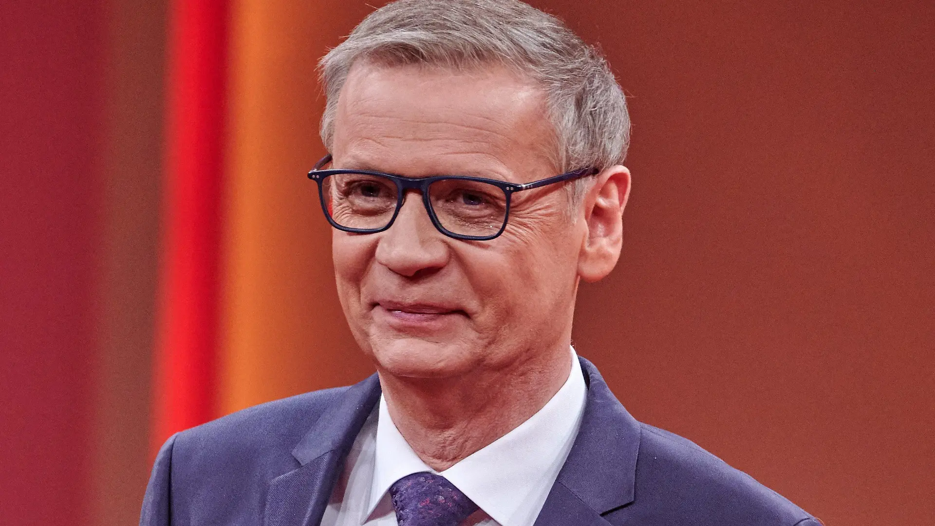 ARCHIV - 06.12.2020, Nordrhein-Westfalen, Düsseldorf: Entertainer Günther Jauch steht beim RTL- Jahresrückblick «Menschen, Bilder, Emotionen 2020» im Studio. Deutschlands beliebtester Quizmaster feiert am 13.07.2021 seinen 65. Geburtstag. (zu dpa-Porträt "Hansdampf in allen Genres: Günther Jauch wird 65") Foto: Henning Kaiser/dpa +++ dpa-Bildfunk +++