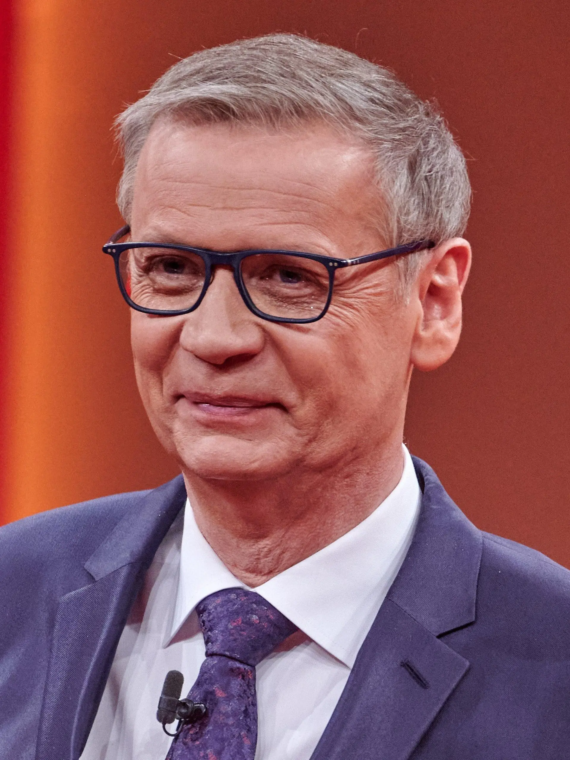 ARCHIV - 06.12.2020, Nordrhein-Westfalen, Düsseldorf: Entertainer Günther Jauch steht beim RTL- Jahresrückblick «Menschen, Bilder, Emotionen 2020» im Studio. Deutschlands beliebtester Quizmaster feiert am 13.07.2021 seinen 65. Geburtstag. (zu dpa-Porträt "Hansdampf in allen Genres: Günther Jauch wird 65") Foto: Henning Kaiser/dpa +++ dpa-Bildfunk +++