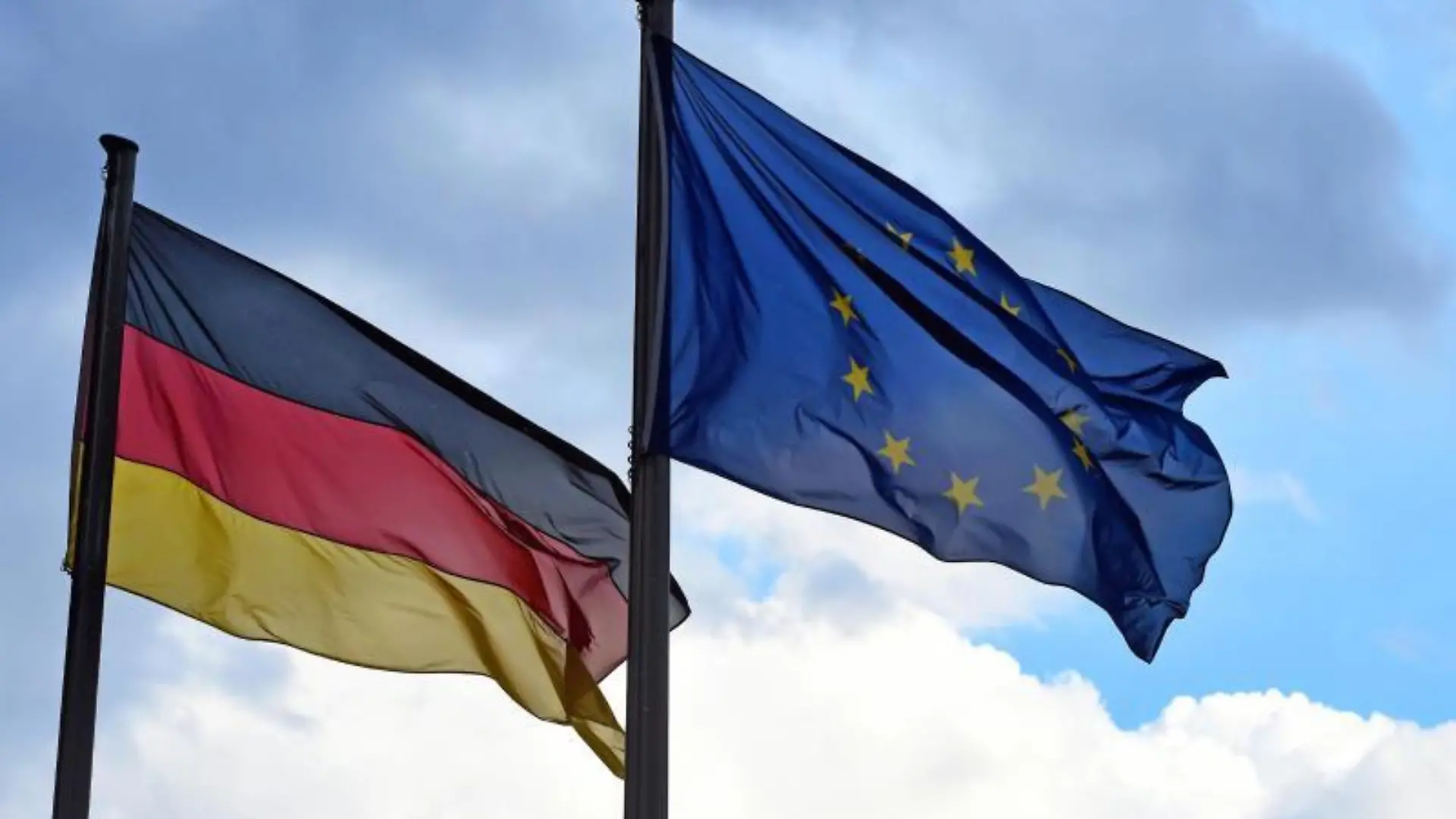 Deutschland- und Europafahne