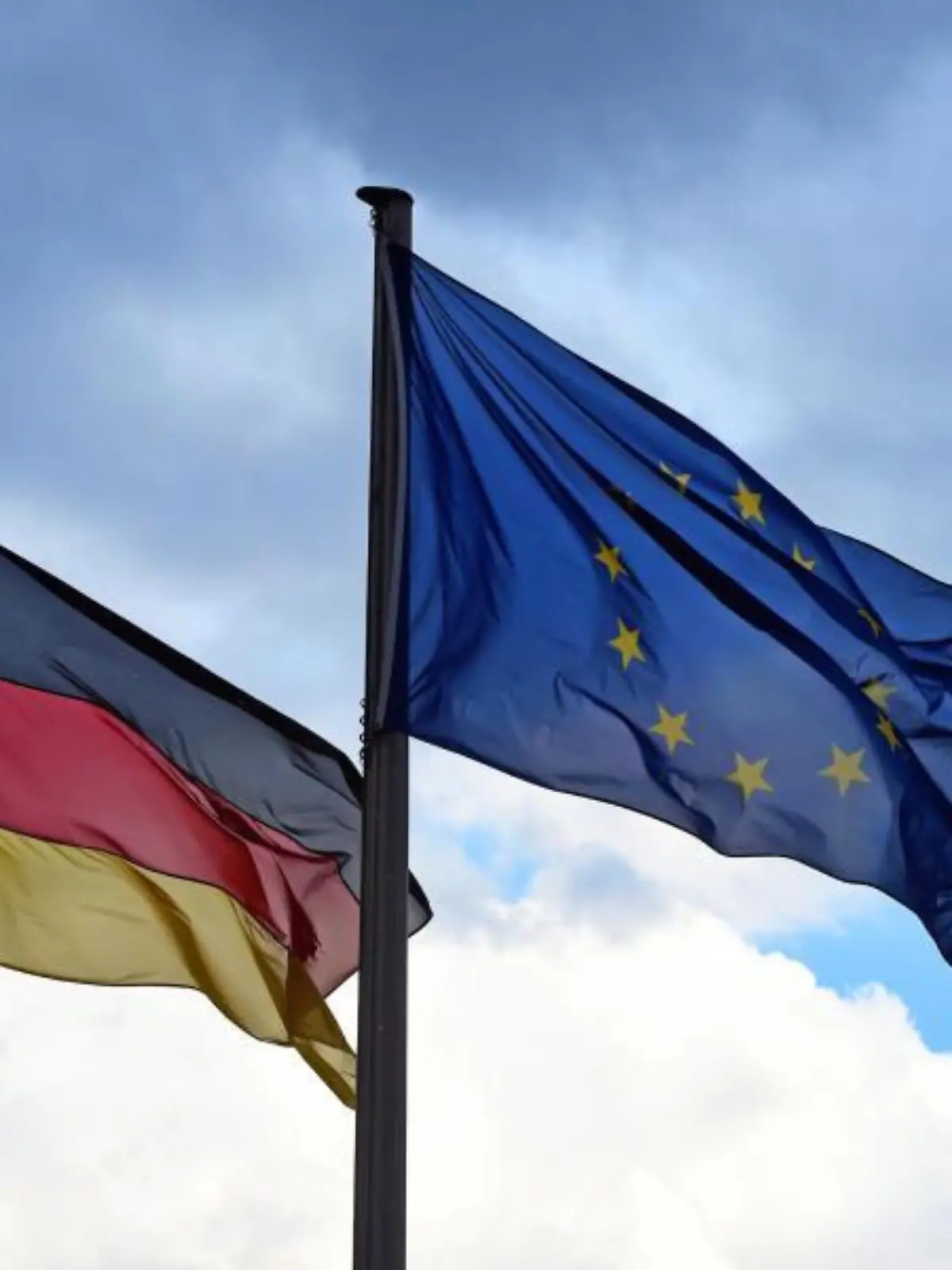 Deutschland- und Europafahne