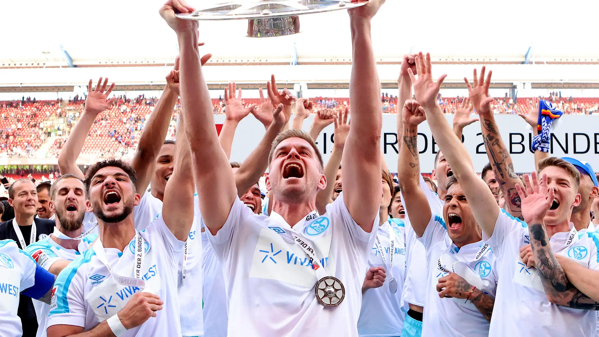 15.05.2022 - Fussball - Saison 2021 2022 - 2. Fussball - Bundesliga - FC Schalke 04 S04 Knappen ist Meister der zweiten Bundesliga - Meisterfeier - Sportfoto Zink/DaMa - DFL regulations prohibit any use of photographs as image sequences and/or quasi-video - only for editorial use - Simon Terodde 9, FC Schalke 04 / S04 jubelt mit Mannschaft / Team des FC Schalke 04 feiert jubelt jubel freut Freude mit Meisterschale Schale der zweiten Fußball-Bundesliga - Gruppenbild Mannschaftsbild Teambild *** 15 05 2022 football season 2021 2022 2 football Bundesliga FC Schalke 04 S04 Knappen is champion of the second Bundesliga championship celebration Sportfoto Zink DaMa DFL regulations prohibit any use of photographs as image sequences and or quasi video only for editorial use Simon Terodde 9, FC Schalke 04 S04 cheers with team team of FC Schalke 04 celebrates jubelt jubel joy with championship cup cup of the second soccer Bundesliga group picture team picture team picture