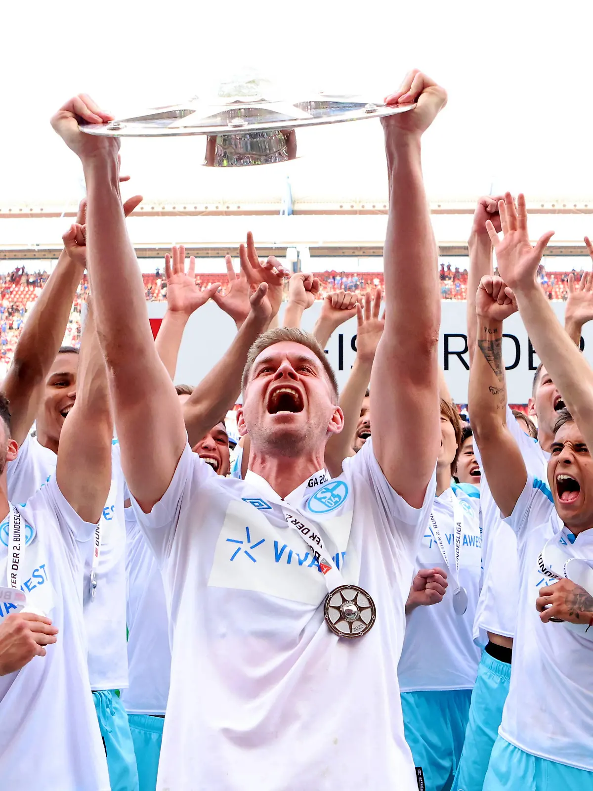  15.05.2022 - Fussball - Saison 2021 2022 - 2. Fussball - Bundesliga - FC Schalke 04 S04  Knappen  ist Meister der zweiten Bundesliga - Meisterfeier - Sportfoto Zink/DaMa - DFL regulations prohibit any use of photographs as image sequences and/or quasi-video - only for editorial use - Simon Terodde 9, FC Schalke 04 / S04  jubelt mit Mannschaft / Team des FC Schalke 04 feiert jubelt jubel freut Freude mit Meisterschale Schale der zweiten Fußball-Bundesliga - Gruppenbild Mannschaftsbild Teambild *** 15 05 2022 football season 2021 2022 2 football Bundesliga FC Schalke 04 S04 Knappen is champion of the second Bundesliga championship celebration Sportfoto Zink DaMa DFL regulations prohibit any use of photographs as image sequences and or quasi video only for editorial use Simon Terodde 9, FC Schalke 04 S04 cheers with team team of FC Schalke 04 celebrates jubelt jubel joy with championship cup cup of the second soccer Bundesliga group picture team picture team picture