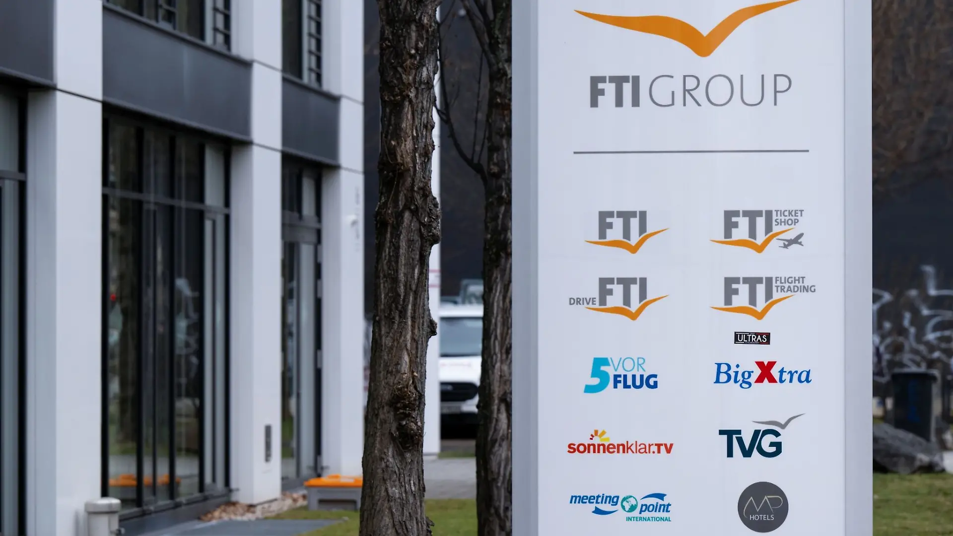 Das Logo des Reiseveranstalter FTI (FTI Group) steht vor dem Firmensitz.